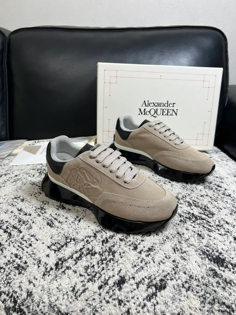 Alexander McQueen High Quality Top-level craft McQueen. Synchronize cabinets Original plant configuration, Italian imports of original cow-coloured flour, High-quality integration process, All imported water- dyeed cattle stubs., Shoes under the sole.: The original factory is super comfortable with the original base., The original factory and the single., Couple money. Codes 35-44（ Make a reservation. Women40 45 46 47 ）