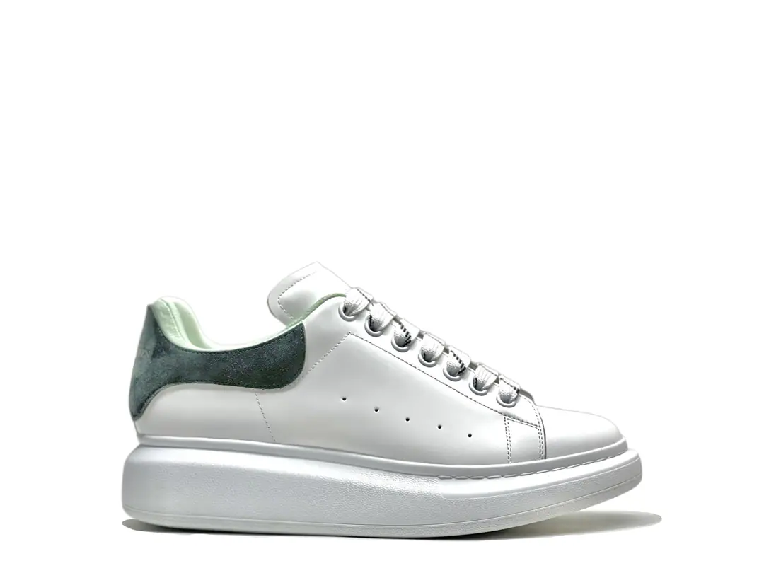 оригиналUpgradeMcQuee* McQueen's little white shoes. ♞size. 35～44. Надежный, надежный партнер, каждый предмет тщательно отобран From the beginning.ZPSkin., You can do everything on the soles.1:1. From needle wire to wrapping.. No, I don't.ZPMoose. Quality assurance ⊠Box full of rubber shoes, Marked impulse design. Shoe tongue and dotted. Alexander McQuee* Mark. Attach an extra white shoelace.