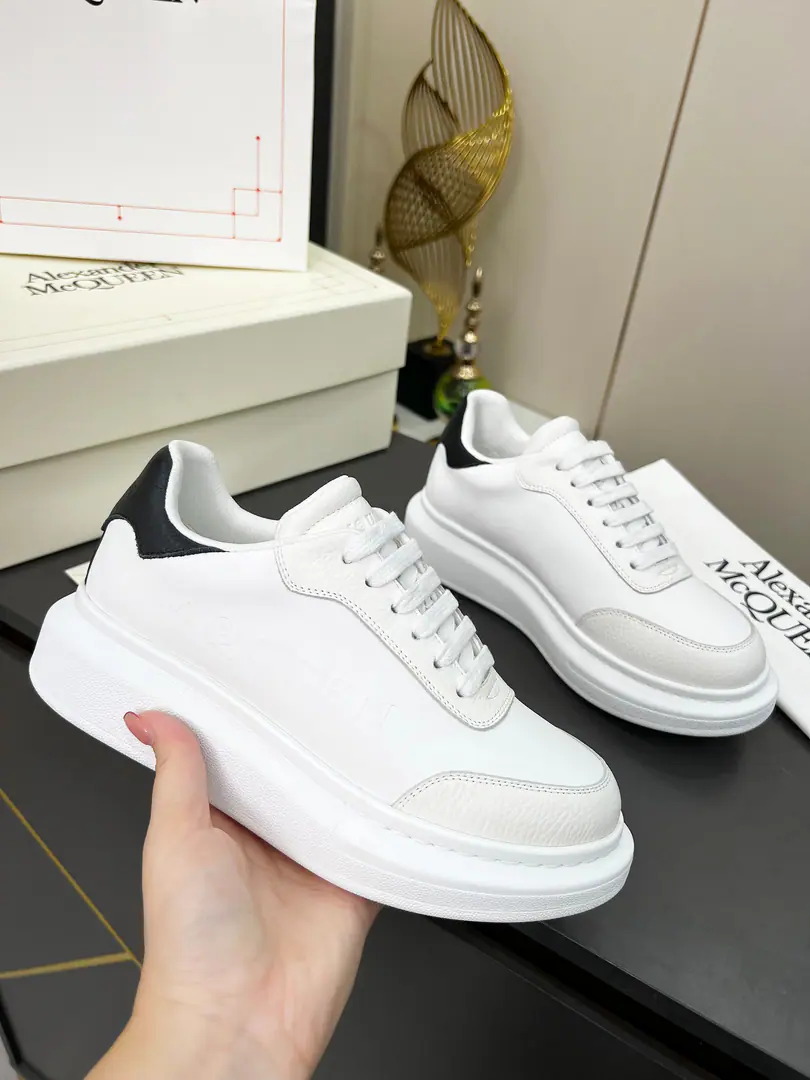 💝💝Alexander McQueen·Alexander McQueen.💝💝 Leather. Tie the head round Low Gang! Life and leisure shoes. Couple shoes.！💝2025Newest Milan Fashion Week.TThe show., Design of uniqueness, You're a great guy., The round head design allows the toe to be fully released.. It's a bloodbath., Purchase multiple-dual versions, Dismantling the remix. Super-blow., Counter Quality！💝 ✦Codes: Female size 35--40 ✦Codes: Men 39--44