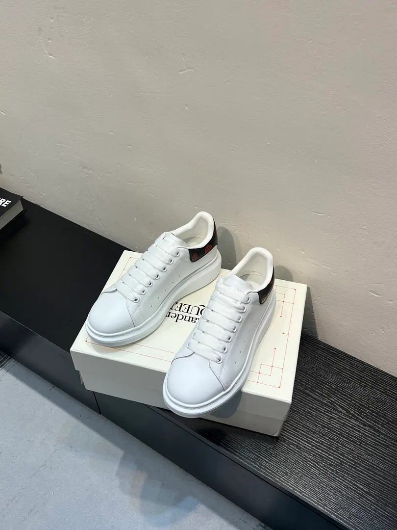 The cabinet is new. High-end versionAlexander McQueen·Alexander McQueen. Latest Big sneakers, white shoes, leisure shoes.👟New Color！ The tail is so special and beautiful., ♪ A moment of love ♪！😍Top Version！ 👍🏻I don't think that's a very good shoe., Spring, summer, autumn, winter, year after year, will never be obsolete., A million dollars., It's been on fire.. 🔸Shoe.: The original is meant to be the latest silk cow skin.+High-wild-lighted cow.（European Union3AStandard） 🔸Uchi.: Skins and feet.➕In the watered sheep's skin. 🔸Otsumi!: The latest version is a perfect one.PU♪ And the vacuum is the bottom ♪ 🔸Female34-41 （34.40.41Do it.） 🔸Men38-45 （38 45Do it.） 🎟Upgrade cabinet sync, Newest Original Packaging（Most of the products in the packaging quality leading markets）