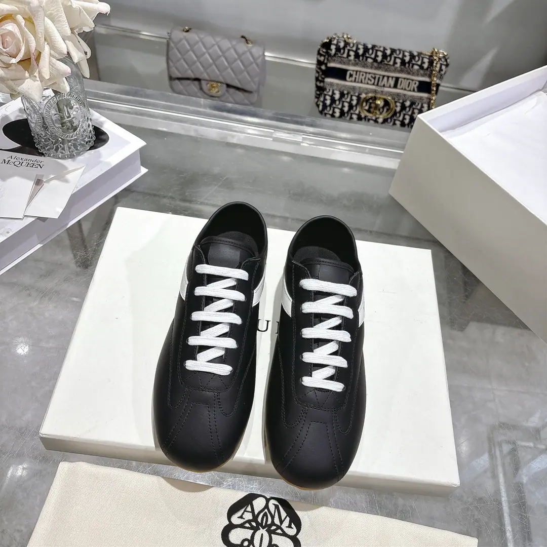 Get out of the factory.（Top Version） 🌼26ssLatestAlexander McQUEEN, BoxeSports shoes, The Gourde Shoes.😎Fluid Round Curve, It's made of silk cow skin., With a soft cushion., A combination of structural and flexible comfort.. Sew-detail design, Sides are marked.McQueenMark. A pair of light rubber shoes., With small texture details 1⃣Fabulous.: Italian silk cow skins. 2⃣Uchi.: ImportsALevel-watered sheep's skin. （The price is the same as the skin of a cow. It's more comfortable than the foot on the skin of a cow.） Foot.: A sheep's skin cushion.！The foot is super-clear and high-temperature.logo 3⃣Otsumi!: Original private model rubberTPU♪ The whole world is full of dumb, Men and women, they're all different.