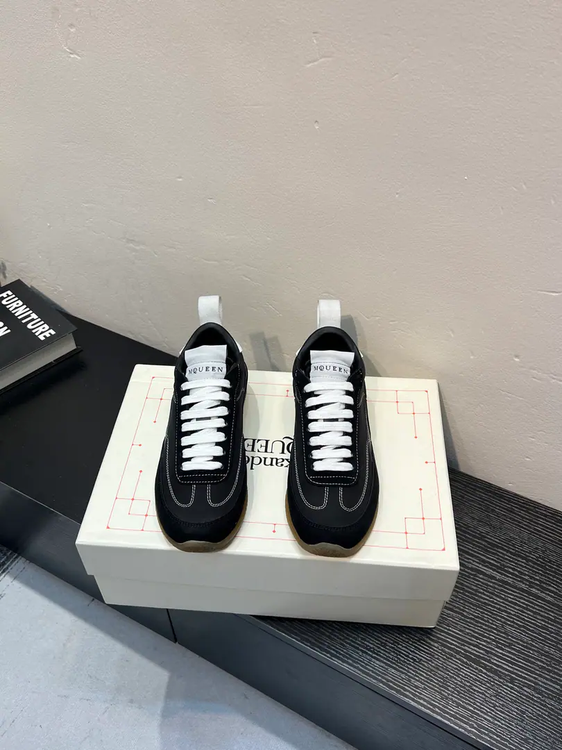 Alexander McQUEENThe latest spring shoes are leading the heavy process. Spring, summer, autumn, winter. Top-level requisition version, White., The thickest design is a long leg.. You're a good worker., - Tetsu., It's a lot of fashion.. 💎Fabulous.Fabric: Italian import quality.Silk cow skin. 💎Uchi.inside of: AThe first Italian imports air-eating sheep. 💎Foot.Stepping: The top-level edition is the Italian super-soft cow skin. 💎Shoes under the sole.Sole: Original modeling slide-resistant glue 💎Shoes under the sole.: 3CM 💎package: Original Shoe Box. Buffet.4Set.I'll give you a pair of shoes.．Handbag. 💎Size: Women35-40Men39-45 💎Special Remarks, Female size40.Men.45.Customise, No, no, no..Back.Change）