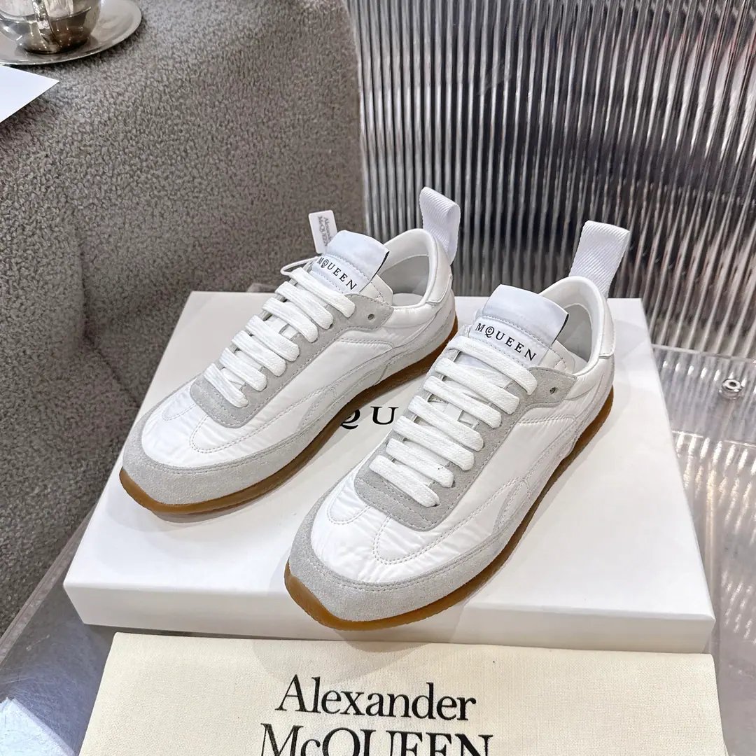 Top version out of the factory for real.➕Alexander McQUEENTop McQueen. The original leather white imports silk leather. Full package, Give me another pair of shoelaces.！The backpack process uses imported styrofoams.！Perfect timing.！- McQueen. The classic star is a hundred-dollar loan.🔥🔥Turn back rate % 1⃣Fabulous.: Italian import quality.Water resistant to colour neutral.Silk cow skin colour 2⃣Uchi.: ImportsALevel-watered sheep's skin. （The price is the same as the skin of a cow. It's more comfortable than the foot on the skin of a cow.） Foot.: Skins and feet.！The foot is super-clear and high-temperature.logo 3⃣Otsumi!: Original private model rubberTPU♪ The whole world is full of dumb, Men and women, they're all different. 35-44