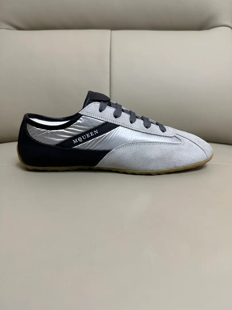 Couple money.👫 Men and women's shoes. Alexander McQUEEN 💪McQueen. Spring, summer, autumn, winter. Top Version 🏆Fabulous.: Import of original cattle skin materials from Italy. Quality No more color for water. 🏆Uchi.:AThe first Italian import is resistant to the soil..Sweat..Breathe..Comfortable. 🏆Foot.: The top version is imported into the Italian Super Soft Cow. 🏆Otsumi!: PU+The counter.1:1 🏆Shoeboxes.: Original White Box. Plus white caps for double protection..Buffet.Handbag..Accreditation1:1Shade it.4Set.I'll give you a pair of shoes.. 🏆Codes: Women34-41.Men38-46 Remarks（Female size34. 40.41, Men38.45.46Customise, No, no, no..Back.Change）