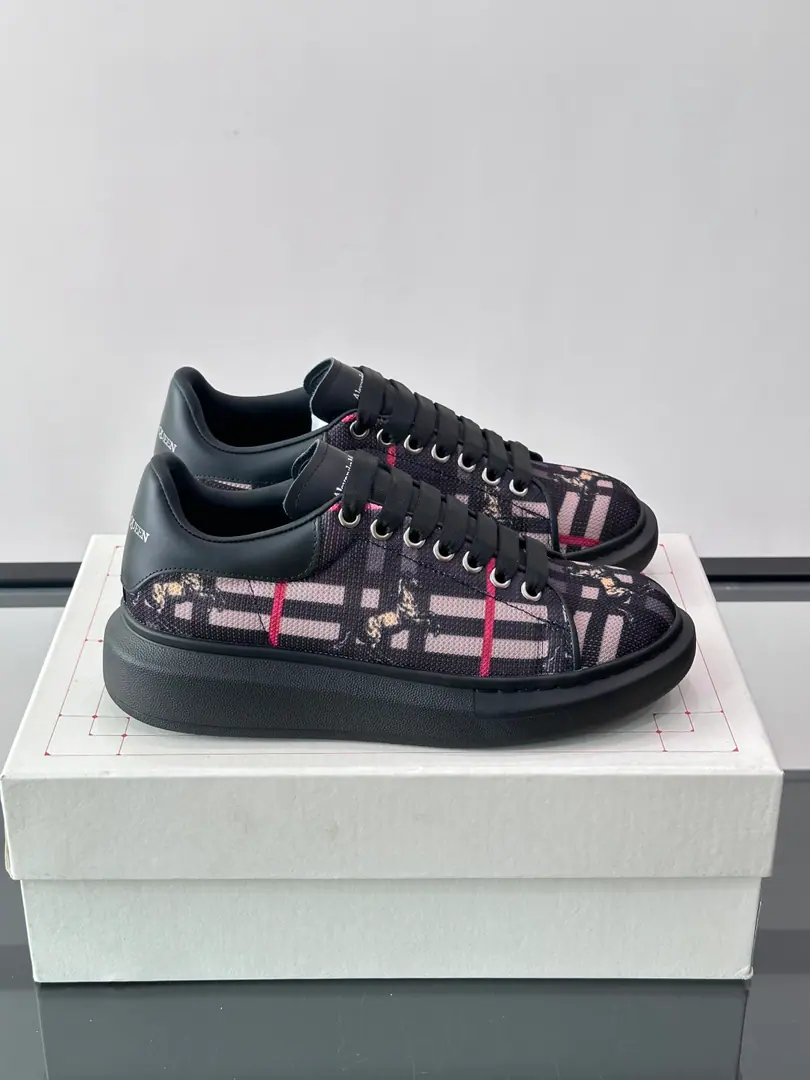 Alexander McQueen&BurberryThis shoe is designed with classic glyphs., Black and White Red+Knight pattern, The English wind is full.！The shoe is a high quality fabric., A white leather detail., Janey has a sense of understanding.✨. Underlying thick rubber shoes, You can still increase up in comfort., There's more to the day than to the day's leisure or the street., ♪ Take the shapes easy ♪！ size: Women35-39, Men39-44（Women34.40.41, Men38.45.46.47.48Custom without re-offer）