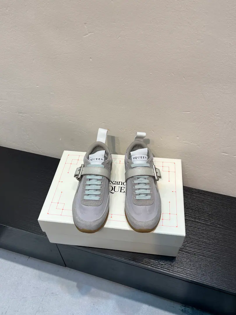 Alexander McQUEENThe latest spring shoes are leading the heavy process. Spring, summer, autumn, winter. Top-level requisition version, White., The thickest design is a long leg.. You're a good worker., - Tetsu., It's a lot of fashion.. 💎Fabulous.Fabric: Italian import quality.Silk cow skin. 💎Uchi.inside of: AThe first Italian imports air-eating sheep. 💎Foot.Stepping: The top-level edition is the Italian super-soft cow skin. 💎Shoes under the sole.Sole: Original modeling slide-resistant glue 💎Shoes under the sole.: 3CM 💎package: Original Shoe Box. Buffet.4Set.I'll give you a pair of shoes.．Handbag. 💎Size: Women35-40Men39-45 💎Special Remarks, Female size40.Men.45.Customise, No, no, no..Back.Change）