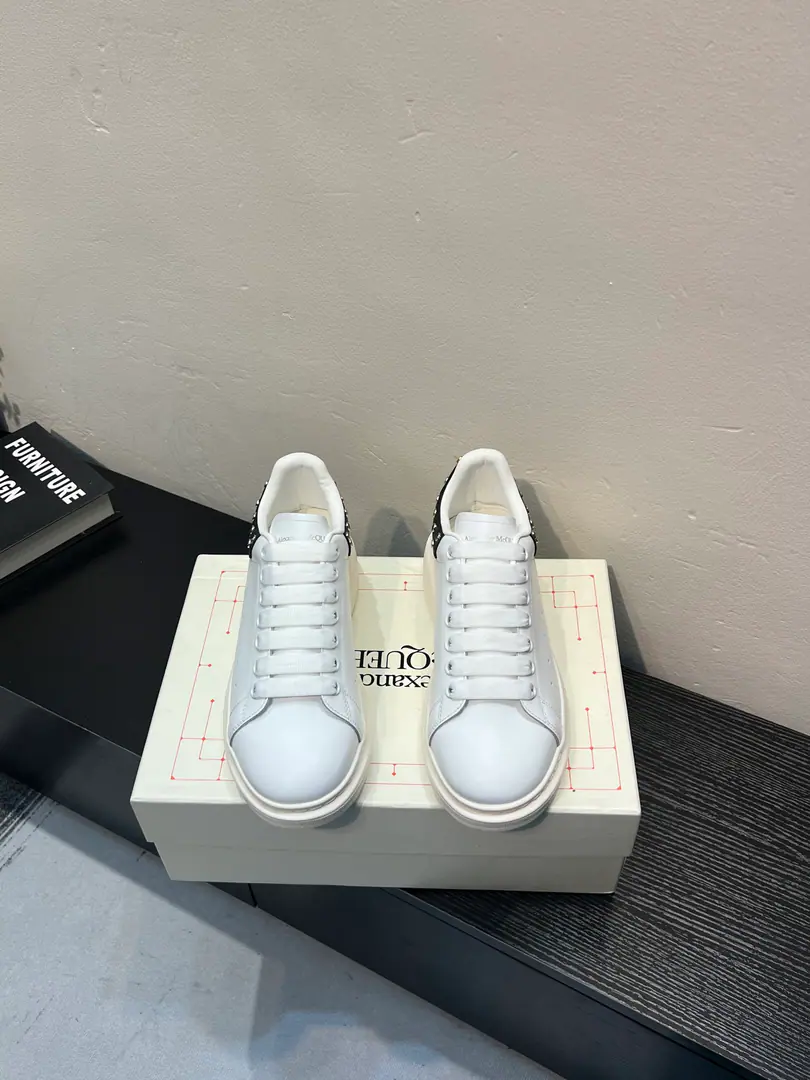 The cabinet is new. High-end versionAlexander McQueen·Alexander McQueen. Latest Big sneakers, white shoes, leisure shoes.👟New Color！ The tail is so special and beautiful., ♪ A moment of love ♪！😍Top Version！ 👍🏻I don't think that's a very good shoe., Spring, summer, autumn, winter, year after year, will never be obsolete., A million dollars., It's been on fire.. 🔸Shoe.: The original is meant to be the latest silk cow skin.+High-wild-lighted cow.（European Union3AStandard） 🔸Uchi.: Skins and feet.➕In the watered sheep's skin. 🔸Otsumi!: The latest version is a perfect one.PU♪ And the vacuum is the bottom ♪ 🔸Female34-41 （34.40.41Do it.） 🔸Men38-45 （38 45Do it.） 🎟Upgrade cabinet sync, Newest Original Packaging（Most of the products in the packaging quality leading markets）