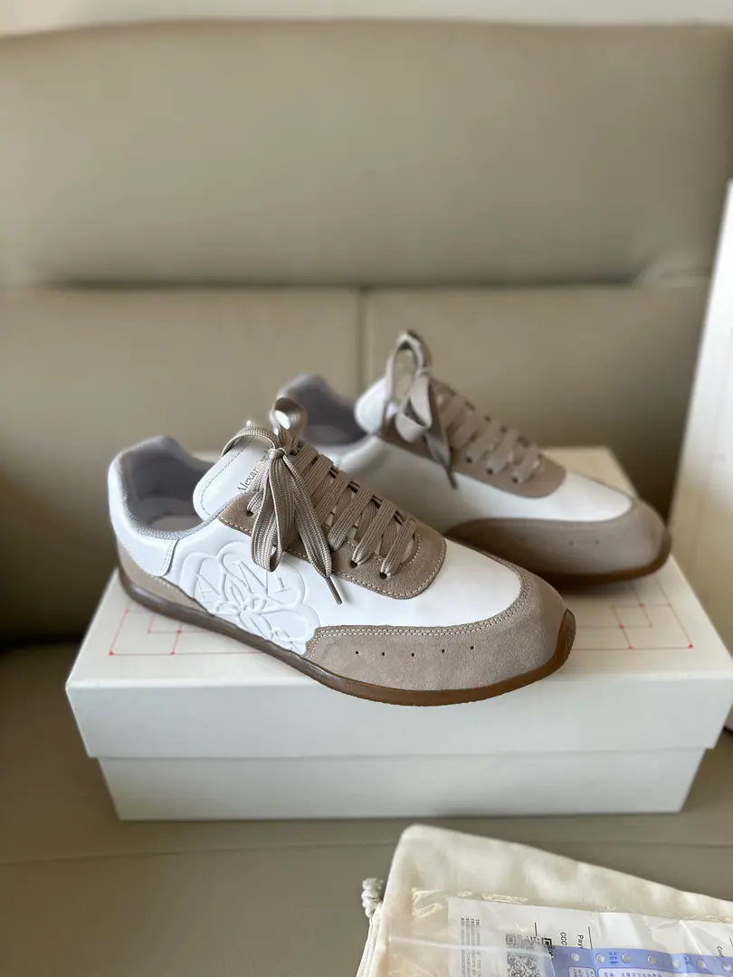 Professional McQueen's Plant.Top Version.Couple money.👫 Alexander McQUEENHigh version upgrades to highest quality again✅ 💪McQueen. Spring, summer, autumn, winter. Top Version Requisition level✅ I'll be the one to join the agency from the front line.🤝 🏆Fabulous.: Italian import quality. No more color for water. 🏆Uchi.: ️AThe first Italian import is in the super-softnet..It's dirty..Sweat..Breathe..Comfortable. 🏆Foot.: The top version is imported into the Italian Super Soft Cow. 🏆Otsumi!: PU+The counter.1:1 🏆Shoeboxes.: Original rice yellow box. Plus white caps for double protection..Buffet.Handbag..Accreditation1:1Shade it.4Set.I'll give you a pair of shoes.. 🖕🏿🖕🏿🖕🏿Shoes belts can be chosen for all the colors of this factory. 🏆Codes: Women34-41.Men38-46 🏆Special Remarks（Female size34. 40.41, Men38.45.46Customise, No, no, no..Back.Change）Please note when you report to the Bully.！We'll win together.🤝
