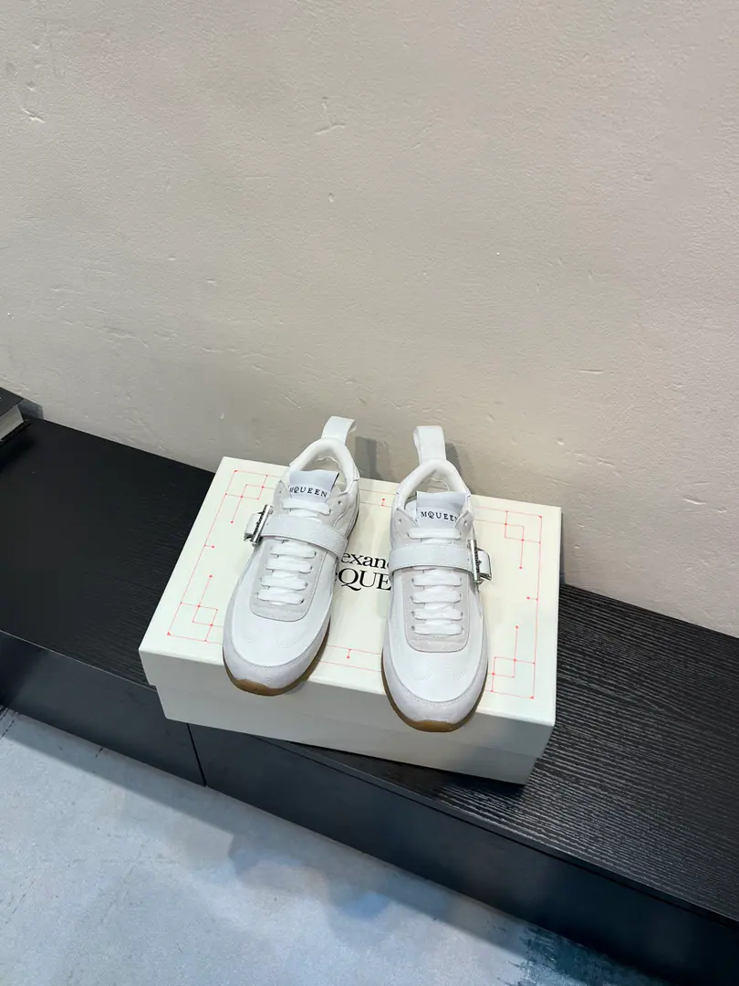 Alexander McQUEENThe latest spring shoes are leading the heavy process. Spring, summer, autumn, winter. Top-level requisition version, White., The thickest design is a long leg.. You're a good worker., - Tetsu., It's a lot of fashion.. 💎Fabulous.Fabric: Italian import quality.Silk cow skin. 💎Uchi.inside of: AThe first Italian imports air-eating sheep. 💎Foot.Stepping: The top-level edition is the Italian super-soft cow skin. 💎Shoes under the sole.Sole: Original modeling slide-resistant glue 💎Shoes under the sole.: 3CM 💎package: Original Shoe Box. Buffet.4Set.I'll give you a pair of shoes.．Handbag. 💎Size: Women35-40Men39-45 💎Special Remarks, Female size40.Men.45.Customise, No, no, no..Back.Change）
