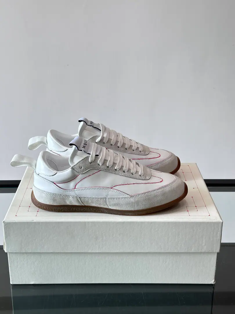 MCQUEEN SS26 Super-massive scaffolding shoes., White leather.+Gray, skin., Red stitching dotted, Janey has a sense of detail.✨. Rubber soles smoothing, I wear a regular dress or a light exercise.OK. Back up to Tierra., It's so easy to wear.！The Retrowinds blend with modern elements, With jeans., They're all packed in casual pants., Easy.getStreet flu.🔥. size: Women35-39, Men39-44（Women34.40.41, Men38.45.46.47.48Custom without re-offer）