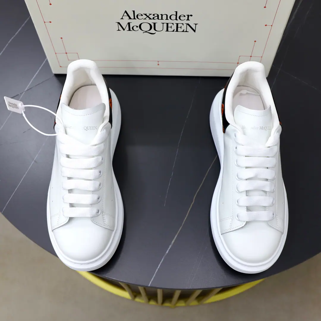 Plant price: ¥ Top Quality Full package Trade marks: McQuee*「McQueen.*」Low gang sneakers. Positive code number: 35-45(I can be a girl.34.40.41, Men46.47) Commodity materials: I'm gonna have to get my shoes on the face and get my head covered in cow skin., In the skin of the sheep., Original Base.