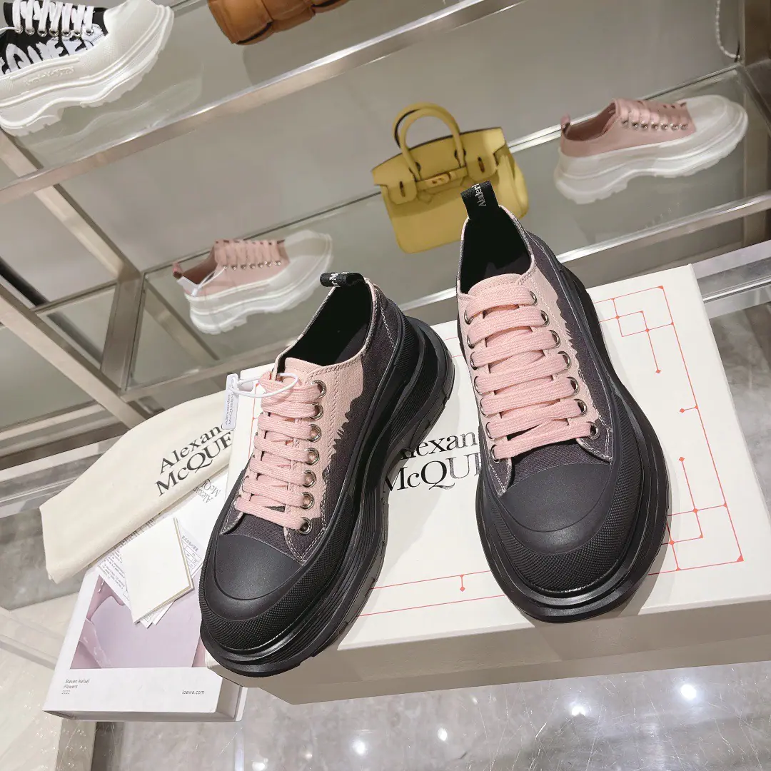 Foreign trade factory transition, The market is cold and winter is dead.！I used to take orders only., Now accept the order.！ Because the factory has many years of experience with foreign trade companies., So our shoes are top foreign trade quality.！ Alexander McQueenMcQueen.FW20Spring and summer, a new pair of shoes. Multiple-dual versions purchased before and after, I've been following up on the cabinet layout and material.！ ※The high-density Mexican space monica tarp., It's super air-breathing., Super strong and uncoloured., Extremely durable.！ ※Water is covered with light and within the skin of the cow. ※Private Template OriginaltpuOtsumi!, It's not too much to be so flavour-resistant., Not easy to yellow.！ ※Every pair of shoes from packing to shoe is strictly subject to the same rules.“Five yards.”Standard out.！ ※The new cabinet is full of packaging., And I've added a lot of counterfeiting to the shop.！It's a choice of quality, either by yourself or by sending someone.！ ※Synchronize the top cabinet +Colour, And it's increasing.！ Monica's canvas. Little girl.35-40 You're a man.39-45No re-election. Ko Gang!➕20（Gobuncho won't change.）