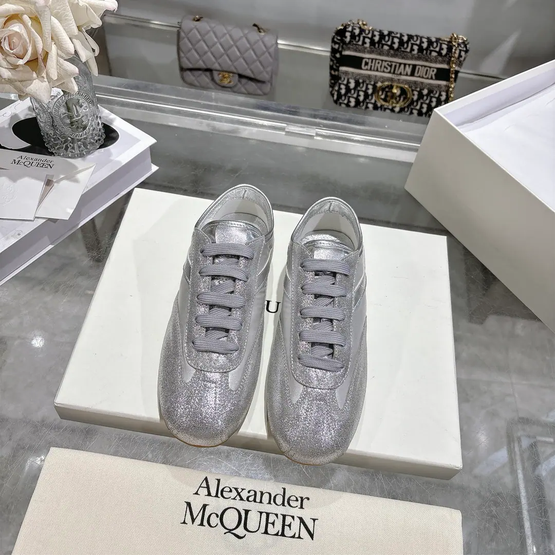 Get out of the factory.（Top Version） 🌼26ssLatestAlexander McQUEEN, BoxeSports shoes, The Gourde Shoes.😎Fluid Round Curve, Use silver+nylon made old leather., With a soft cushion., A combination of structural and flexible comfort.. Sew-detail design, Sides are marked.McQueenMark. A pair of light rubber shoes., With small texture details 1⃣Fabulous.: Italian silk cow skins. 2⃣Uchi.: ImportsALevel-watered sheep's skin. （The price is the same as the skin of a cow. It's more comfortable than the foot on the skin of a cow.） Foot.: A sheep's skin cushion.！The foot is super-clear and high-temperature.logo 3⃣Otsumi!: Original private model rubberTPU♪ The whole world is full of dumb, Men and women, they're all different.