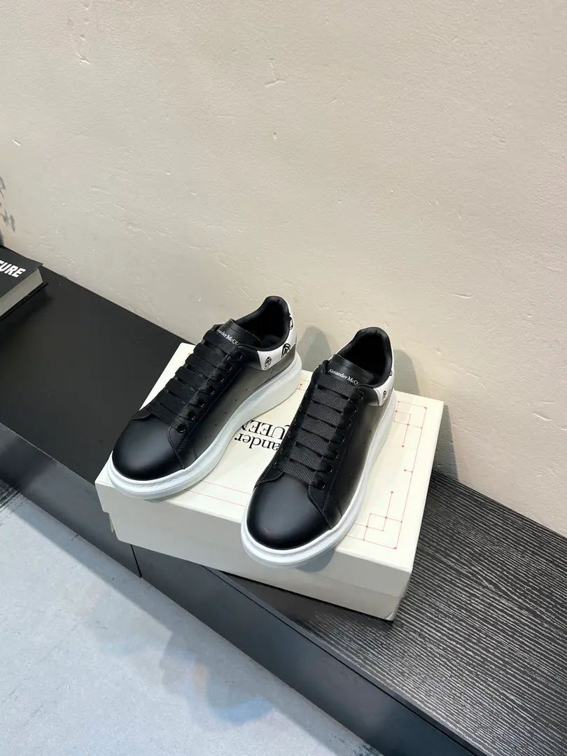 The cabinet is new. High-end versionAlexander McQueen·Alexander McQueen. Latest Big sneakers, white shoes, leisure shoes.👟New Color！ The tail is so special and beautiful., ♪ A moment of love ♪！😍Top Version！ 👍🏻I don't think that's a very good shoe., Spring, summer, autumn, winter, year after year, will never be obsolete., A million dollars., It's been on fire.. 🔸Shoe.: The original is meant to be the latest silk cow skin.+High-wild-lighted cow.（European Union3AStandard） 🔸Uchi.: Skins and feet.➕In the watered sheep's skin. 🔸Otsumi!: The latest version is a perfect one.PU♪ And the vacuum is the bottom ♪ 🔸Female34-41 （34.40.41Do it.） 🔸Men38-45 （38 45Do it.） 🎟Upgrade cabinet sync, Newest Original Packaging（Most of the products in the packaging quality leading markets）