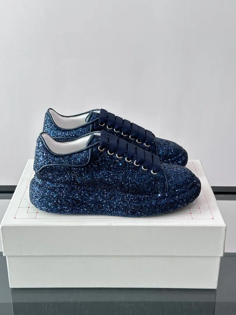McQueenBlossomed bottom shoes.​​ ✨Alexander McQueenBlossomed bottom shoes., Bullskins.+LightSpeech, ♪ Low profile and shining ♪, The thickest design is so high and comfortable.. Italian manufacture, Details are fine., The shoe tongue and side of the shoe have brand marks., It's a very good recognition.🖤. Daily leisure, The street winds can be easily managed., You're a great pair of jeans and skirts., Fashion is full of senses.！The bright spot elements make the shape more snorting., It's a Tide Man package.🔥. size: Women35-39, Men39-44（Women34.40.41, Men38.45.46.47.48Custom without re-offer）