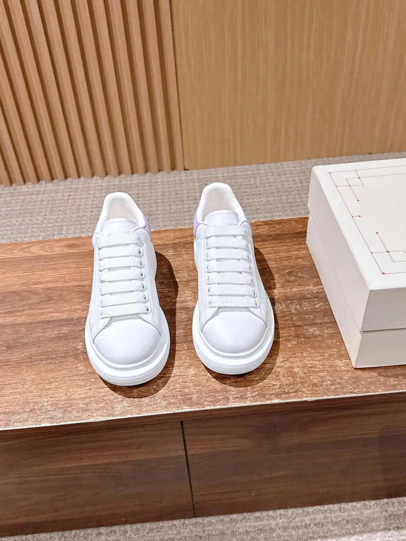 #Female code.【Purple leather tail.】𝐀𝐥𝐞𝐱𝐚𝐧𝐝𝐞𝐫 𝐌𝐜𝐐𝐮𝐞𝐞𝐧# McQueen is a classic king of white shoes. There are no people on the market., The versions are mixed.‼But there's still a distance from the real thing.！Please, look at our exclusive. 1⃣The newest silk cow skin customarily. 2⃣Upgrade, model！ 3⃣Upgrade no yellowipOtsumi!！Cost2♪ And the new model of the 10,000 ♪！Colors Upgraded！Big enough to be a material., We want to give you a real original experience.！ 🎟Help with the face material.: Uniquely customised imports of silk cow skin, Original leather 🎟Uchi./Foot material: Top import needles in the air.！ 🎟A unique chip-proof label.🏷 Size: Female size35-39（40I'll make sure I don't change it.）