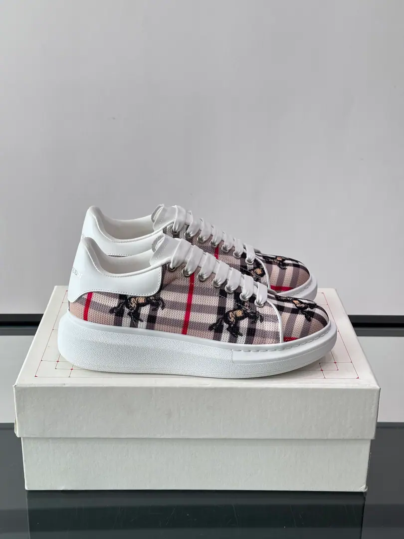 Alexander McQueen&BurberryThis shoe is designed with classic glyphs., Black and White Red+Knight pattern, The English wind is full.！The shoe is a high quality fabric., A white leather detail., Janey has a sense of understanding.✨. Underlying thick rubber shoes, You can still increase up in comfort., There's more to the day than to the day's leisure or the street., ♪ Take the shapes easy ♪！ size: Women35-39, Men39-44（Women34.40.41, Men38.45.46.47.48Custom without re-offer）