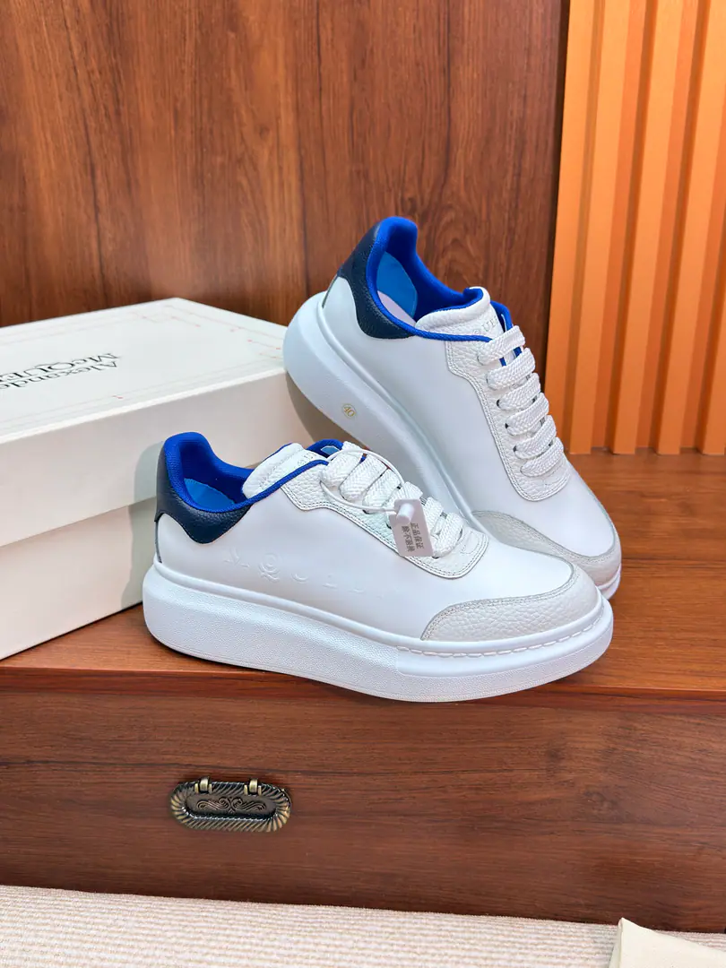 Blue tail.. Alexander McQueen New two-coloured white shoes for original bill quality ！ Alexander McQueen The king of white shoes.！ New latest limited edition～♪ The weight of the face ♪AlexanderMcQueen New tail color this season Little brother Sister, please take it with you.！The upper foot is more comfortable than the old one.！！ The most important thing is to increase. You know that.！. White smooth-skinned little cow belts and sneakers., The back of the gang., A wide white flat shoe belt and large-sized rubber soles.. The shoe tongue and the back gang are all decorated.Alexander McQueenMark. Magnificent presses for the soles of large rubber shoes. Print Design. With broad-banded shoes and a large rubber-plated soles.. Shoe-tucking. Alexander McQueen Mark. Broad rubber soles., Markedprint design. Provision of a back-up shoelace suit Good stuff is definitely worth waiting for.⌛The most comfortable white shoe in history., The foot comfort original.1:1 Comfort, It's a good one., - I'm not sure. Every drop of glue！The king of white shoes., Latest ♪ The value of the face ♪ ！ And each pair is given a pair of white shoes.！ Codes: Women35 36 37 38 39Code. Men40 41 42 43 44Code.