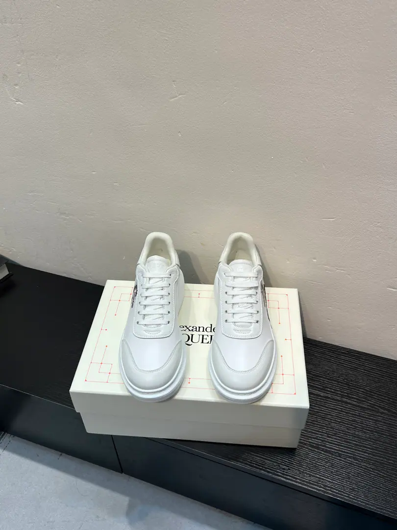 The cabinet is new. High-end versionAlexander McQueen·Alexander McQueen. Latest Big sneakers, white shoes, leisure shoes.👟New Color！ The tail is so special and beautiful., ♪ A moment of love ♪！😍Top Version！ 👍🏻I don't think that's a very good shoe., Spring, summer, autumn, winter, year after year, will never be obsolete., A million dollars., It's been on fire.. 🔸Shoe.: The original is meant to be the latest silk cow skin.+High-wild-lighted cow.（European Union3AStandard） 🔸Uchi.: Skins and feet.➕In the watered sheep's skin. 🔸Otsumi!: The latest version is a perfect one.PU♪ And the vacuum is the bottom ♪ 🔸Female34-41 （34.40.41Do it.） 🔸Men38-45 （38 45Do it.） 🎟Upgrade cabinet sync, Newest Original Packaging（Most of the products in the packaging quality leading markets）