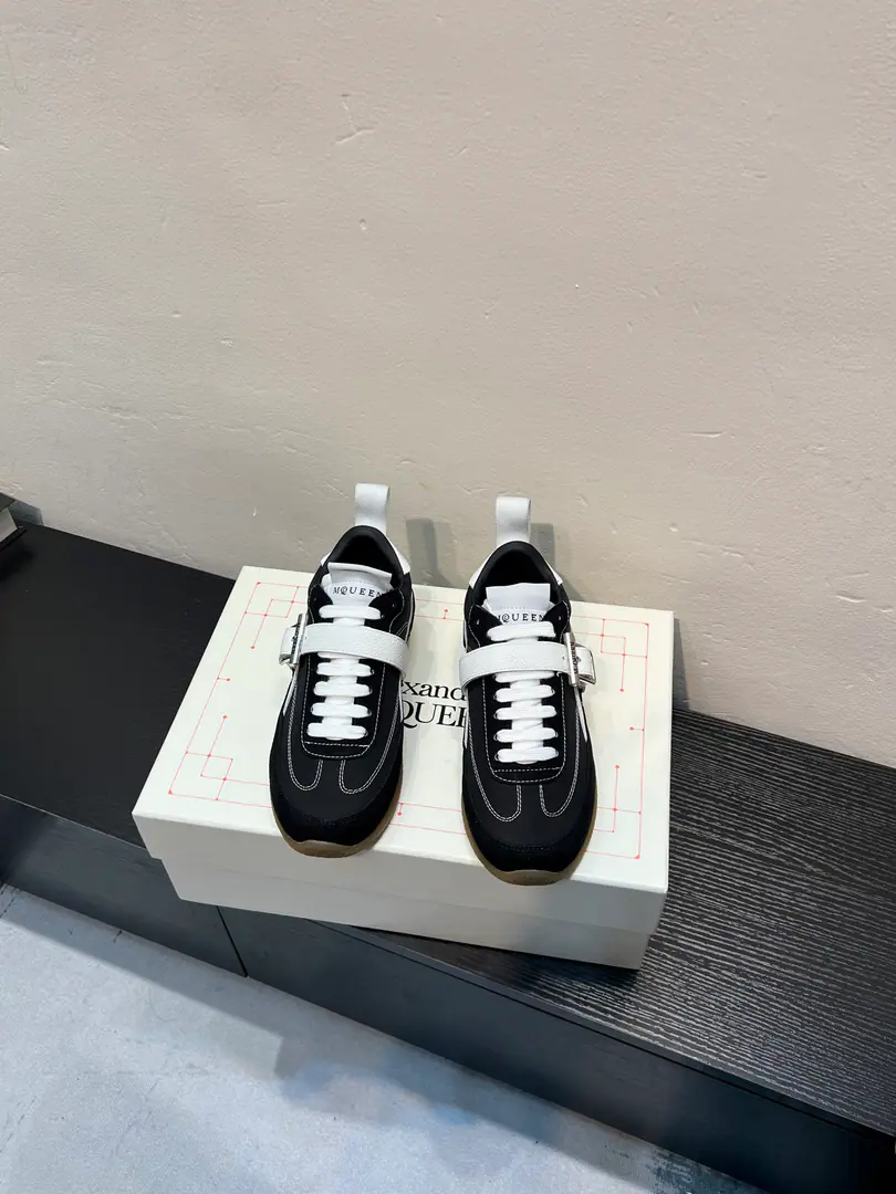 Alexander McQUEENThe latest spring shoes are leading the heavy process. Spring, summer, autumn, winter. Top-level requisition version, White., The thickest design is a long leg.. You're a good worker., - Tetsu., It's a lot of fashion.. 💎Fabulous.Fabric: Italian import quality.Silk cow skin. 💎Uchi.inside of: AThe first Italian imports air-eating sheep. 💎Foot.Stepping: The top-level edition is the Italian super-soft cow skin. 💎Shoes under the sole.Sole: Original modeling slide-resistant glue 💎Shoes under the sole.: 3CM 💎package: Original Shoe Box. Buffet.4Set.I'll give you a pair of shoes.．Handbag. 💎Size: Women35-40Men39-45 💎Special Remarks, Female size40.Men.45.Customise, No, no, no..Back.Change）