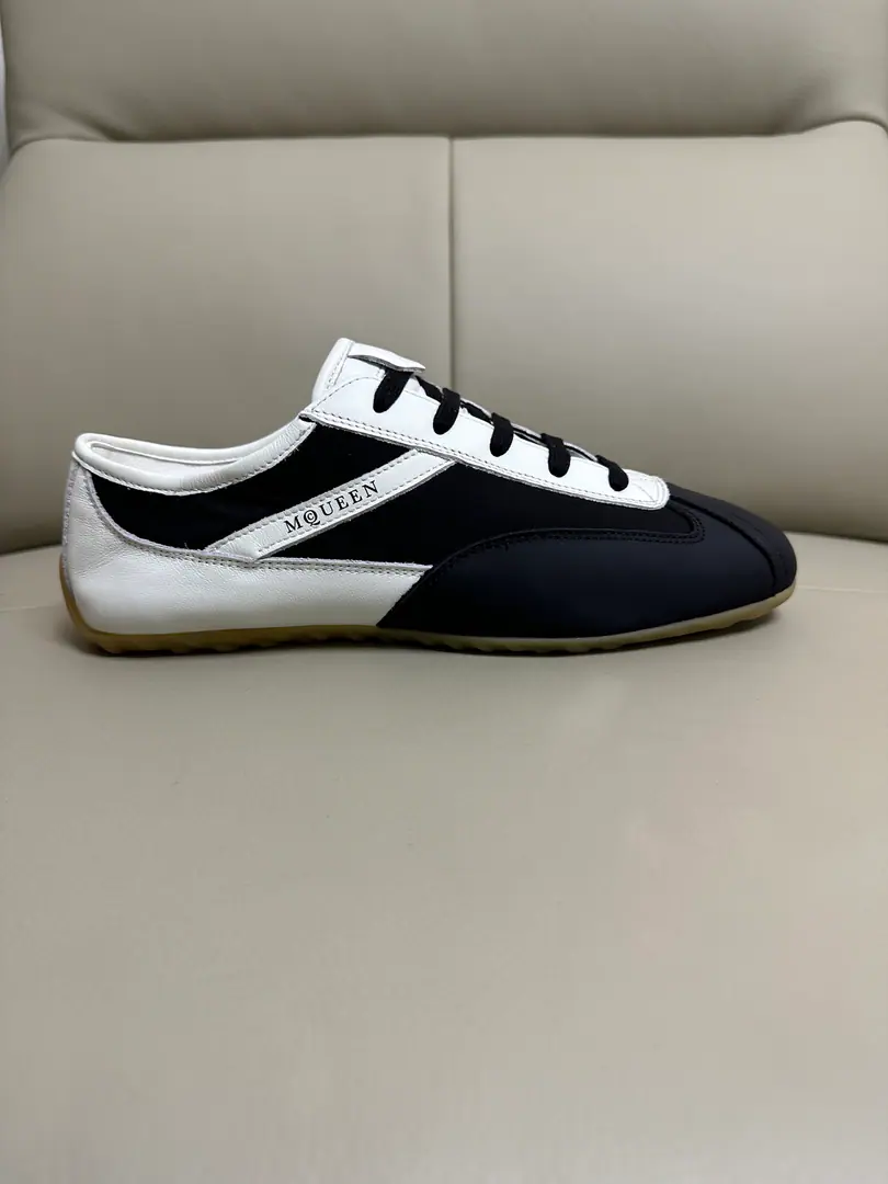 Couple money.👫 Men and women's shoes. Alexander McQUEEN 💪McQueen. Spring, summer, autumn, winter. Top Version 🏆Fabulous.: Import of original cattle skin materials from Italy. Quality No more color for water. 🏆Uchi.:AThe first Italian import is resistant to the soil..Sweat..Breathe..Comfortable. 🏆Foot.: The top version is imported into the Italian Super Soft Cow. 🏆Otsumi!: PU+The counter.1:1 🏆Shoeboxes.: Original White Box. Plus white caps for double protection..Buffet.Handbag..Accreditation1:1Shade it.4Set.I'll give you a pair of shoes.. 🏆Codes: Women34-41.Men38-46 Remarks（Female size34. 40.41, Men38.45.46Customise, No, no, no..Back.Change）