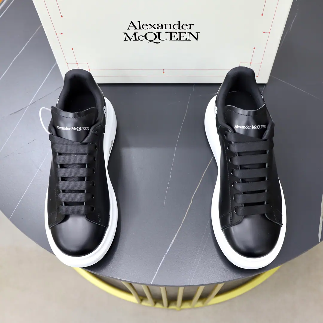 Plant price: ¥ Top Quality Full package Trade marks: McQuee*「McQueen.*」Low gang sneakers. Positive code number: 35-45(I can be a girl.34.40.41, Men46.47) Commodity materials: I'm gonna have to get my shoes on the face and get my head covered in cow skin., In the skin of the sheep., Original Base.