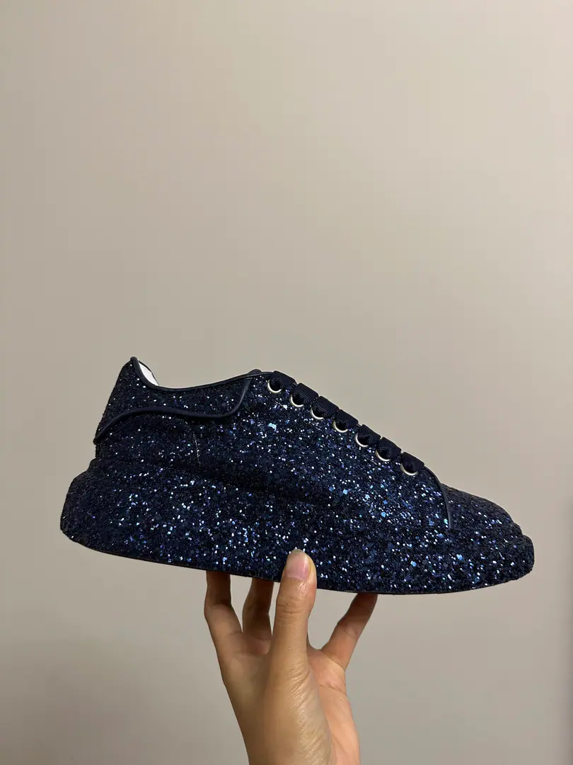 Couple money.👫 Alexander McQUEEN 🏆Fabulous.: Import of original cattle skin materials from Italy. Quality No more color for water. 🏆Uchi.:AThe first Italian import is resistant to the soil..Sweat..Breathe..Comfortable. 🏆Foot.: The top version is imported into the Italian Super Soft Cow. 🏆Otsumi!: PU+The counter.1:1 🏆Shoeboxes.: Original White Box. Plus white caps for double protection..Buffet.Handbag..Accreditation1:1Shade it.4Set.I'll give you a pair of shoes.. 🏆Codes: Women34-41.Men38-46 🏆Remarks（Female size34. 40.41, Men38.45.46Customise, No, no, no..Back.Change）We'll win together.🤝