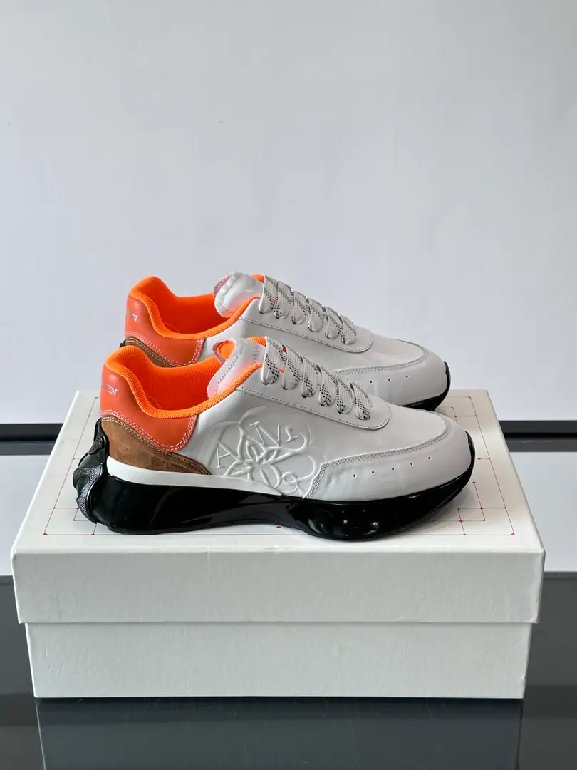 Alexander McQueenClassic old man's shoes., - Oh, Pete.➕Cow-skins., The layers are full., Quality is advanced.✨. Dark design, WhiteEVAMaterial, The shock is rising again., It's always a routine or a long walk.OK！Shoe tongue.&Heel has branded., It's a very good recognition., Fashion-like., It's a great mix of leisure and street winds.～ size: Women35-39, Men39-44（Women34.40.41, Men38.45.46.47.48Custom without re-offer）