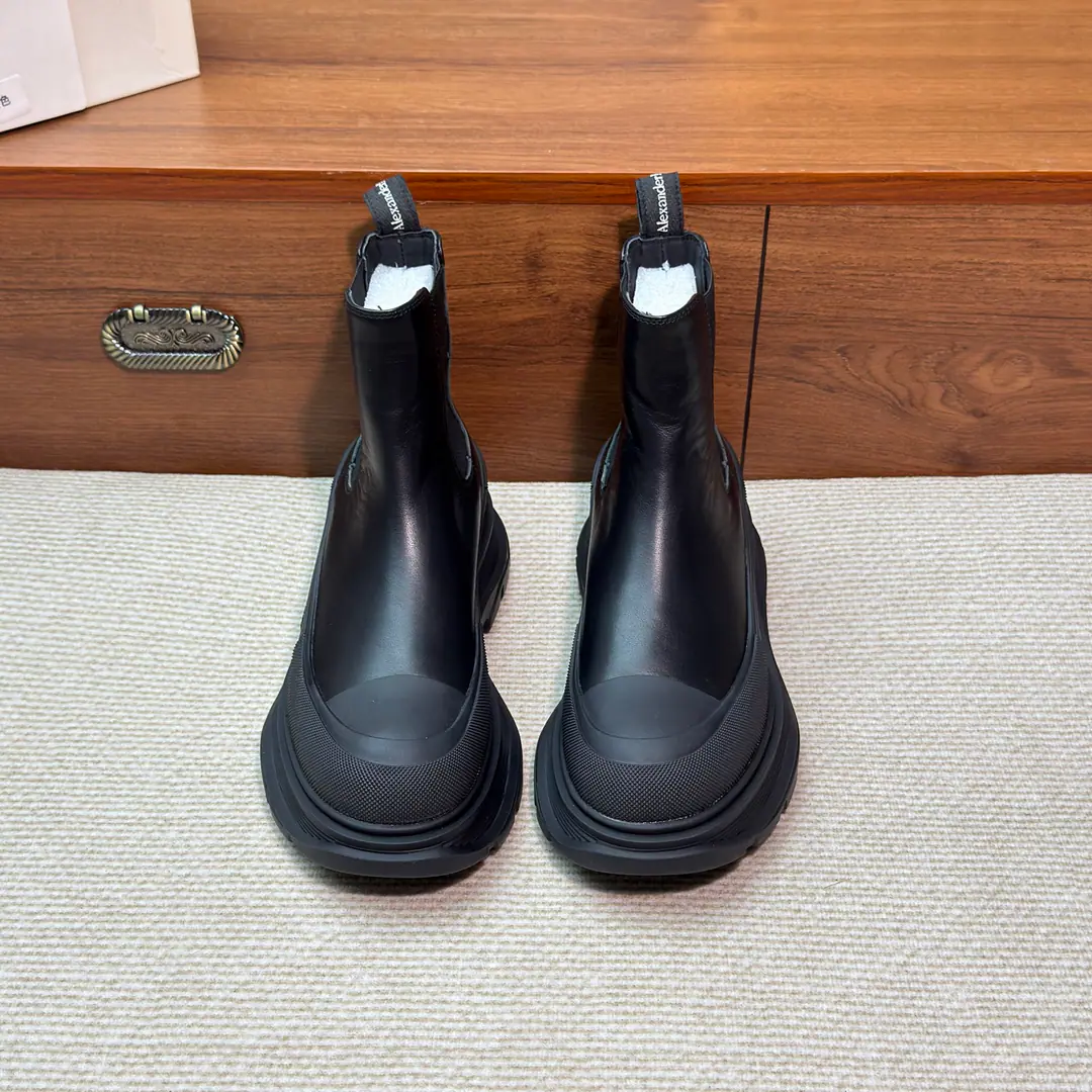 Black. 💕The East China Shoe Base is a source of goods.: Top Quality: Acquisition development. Tread SlickZipper boots. McQueen's on the new one. - That's a cool lady with a wool-car short boots.. Alexander McQUEENNew. Ma'am.Tread Slick- Thick shoes. New design NEW Soft and delicate cow skins are comfortable with the strap-in-back look-up. cOOLIt's easier to design and wear. TreadSlickZipper boots.. It's made of black cow leather., The shoes are wearing a silver-skinned locomotive-style zipper.. Texture rubber wrapping and homogeneityAlexanderMcQueenMarking, A pair of light and super-big rubber thick.. It's a big one., Personality. This one.Tread SlickThe boots are made of black cow leather., The shoes are wearing a silver-skinned locomotive-style zipper.. Texture rubber wrapping and homogeneityAlexander McQueenMarking, A pair of light and super-big rubber thick.. - We're going to pull the chain. Round Head Design Silver-backed logo on the side of the tattooed rubber bag Super-large rubber thick. Bottom height of shoes: 45Millimeters Materials: Cow leather. TPUShoes under the sole. Codes35-39Code.