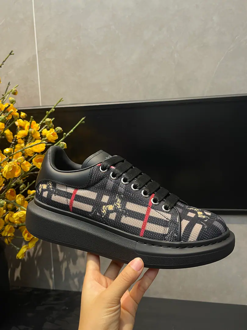 Alexander McQUEEN. Mallum's couple money.. 🏆Fabulous.: Italian import quality. No more color for water. 🏆Uchi.: AThe first Italian import is in the super-softnet..It's dirty..Sweat..Breathe..Comfortable. 🏆Foot.: The top version is imported into the Italian Super Soft Cow. 🏆Otsumi!: PU+The counter.1:1 🏆Shoeboxes.: Original rice yellow box. Plus white caps for double protection..Buffet.Handbag..Accreditation1:1Shade it.4Set.I'll give you a pair of shoes.. 🏆Codes: Women34-41.Men38-46 🏆Special Remarks（Female size34. 40.41, Men38.45.46Customise, No, no, no..Back.Change）