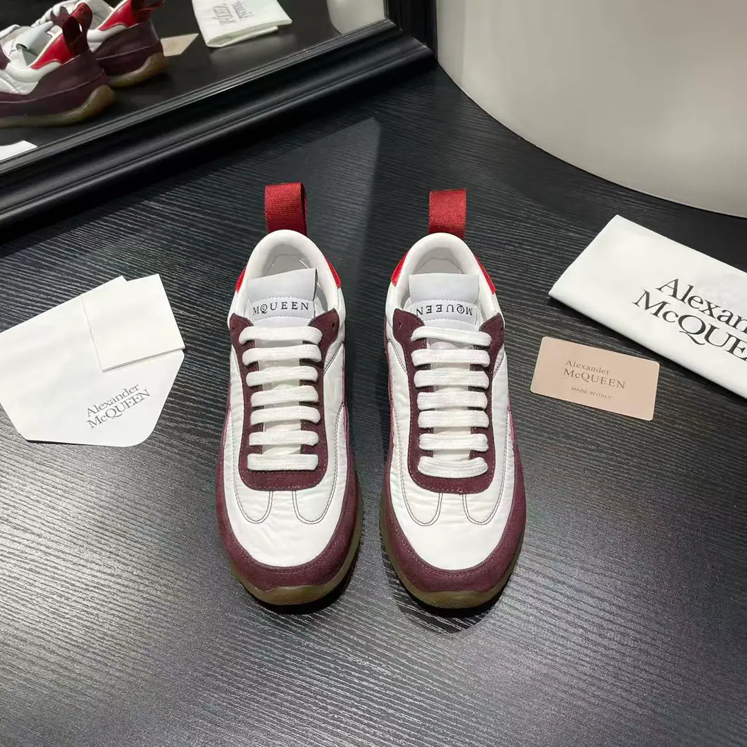 Top version out of the factory for real.➕Alexander McQUEENTop McQueen. The original leather white imports silk leather. Full package, Give me another pair of shoelaces.！The backpack process uses imported styrofoams.！Perfect timing.！- McQueen. The classic star is a hundred-dollar loan.🔥🔥Turn back rate % 1⃣Fabulous.: Italian import quality.Water resistant to colour neutral.Silk cow skin colour 2⃣Uchi.: ImportsALevel-watered sheep's skin. （The price is the same as the skin of a cow. It's more comfortable than the foot on the skin of a cow.） Foot.: Skins and feet.！The foot is super-clear and high-temperature.logo 3⃣Otsumi!: Original private model rubberTPU♪ The whole world is full of dumb, Men and women, they're all different. 35-44