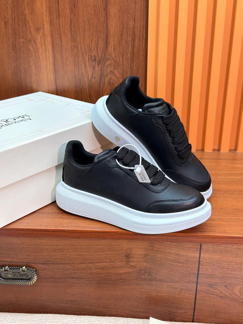 Black. Alexander McQueen New two-coloured white shoes for original bill quality ！ Alexander McQueen The king of white shoes.！ New latest limited edition～♪ The weight of the face ♪AlexanderMcQueen New tail color this season Little brother Sister, please take it with you.！The upper foot is more comfortable than the old one.！！ The most important thing is to increase. You know that.！. White smooth-skinned little cow belts and sneakers., The back of the gang., A wide white flat shoe belt and large-sized rubber soles.. The shoe tongue and the back gang are all decorated.Alexander McQueenMark. Magnificent presses for the soles of large rubber shoes. Print Design. With broad-banded shoes and a large rubber-plated soles.. Shoe-tucking. Alexander McQueen Mark. Broad rubber soles., Markedprint design. Provision of a back-up shoelace suit Good stuff is definitely worth waiting for.⌛The most comfortable white shoe in history., The foot comfort original.1:1 Comfort, It's a good one., - I'm not sure. Every drop of glue！The king of white shoes., Latest ♪ The value of the face ♪ ！ And each pair is given a pair of white shoes.！ Codes: Women35 36 37 38 39Code. Men40 41 42 43 44Code.