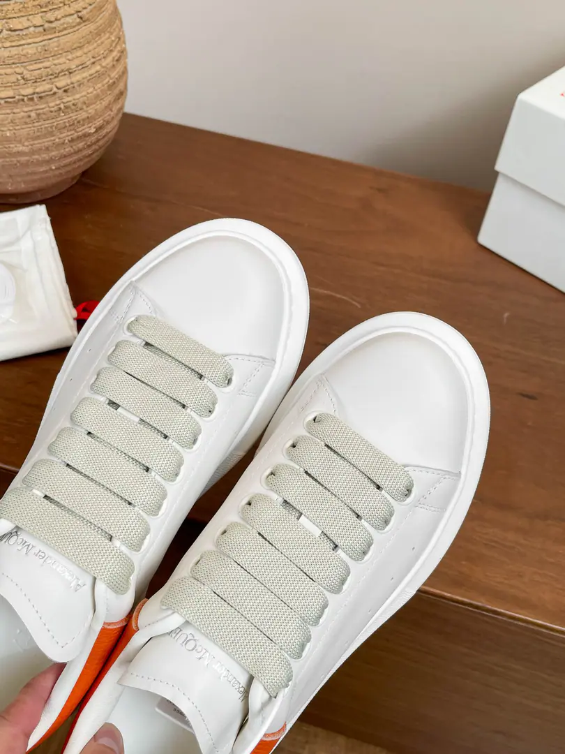 Alexander Mcqueen.McQueen.•Classic white shoes. 𝟮𝟬𝟮𝟱𝐬𝐬 Full Series Upgrade, New, new upgrades., zpUnanimously oily side details, All versions of the market are welcome to be randomly compared.👏🏻 Requisition level！High-end client-specific‼️ Fabulous.: Original customized silk cow skin Uchi.: Customize the cabinet for the same water dyeing of the sheep's skin.（Non-market junklour)Pre-made imports of lambskins+Eclothed feet. Otsumi!: Original OpenIPBump-down. This version is for advanced front and full automatic back., Details are visible and are in the bottom position. Newly Entangled Fontlogo Codes: Female35-39 （34.40Custom）Men38-45（38.44.45Custom）