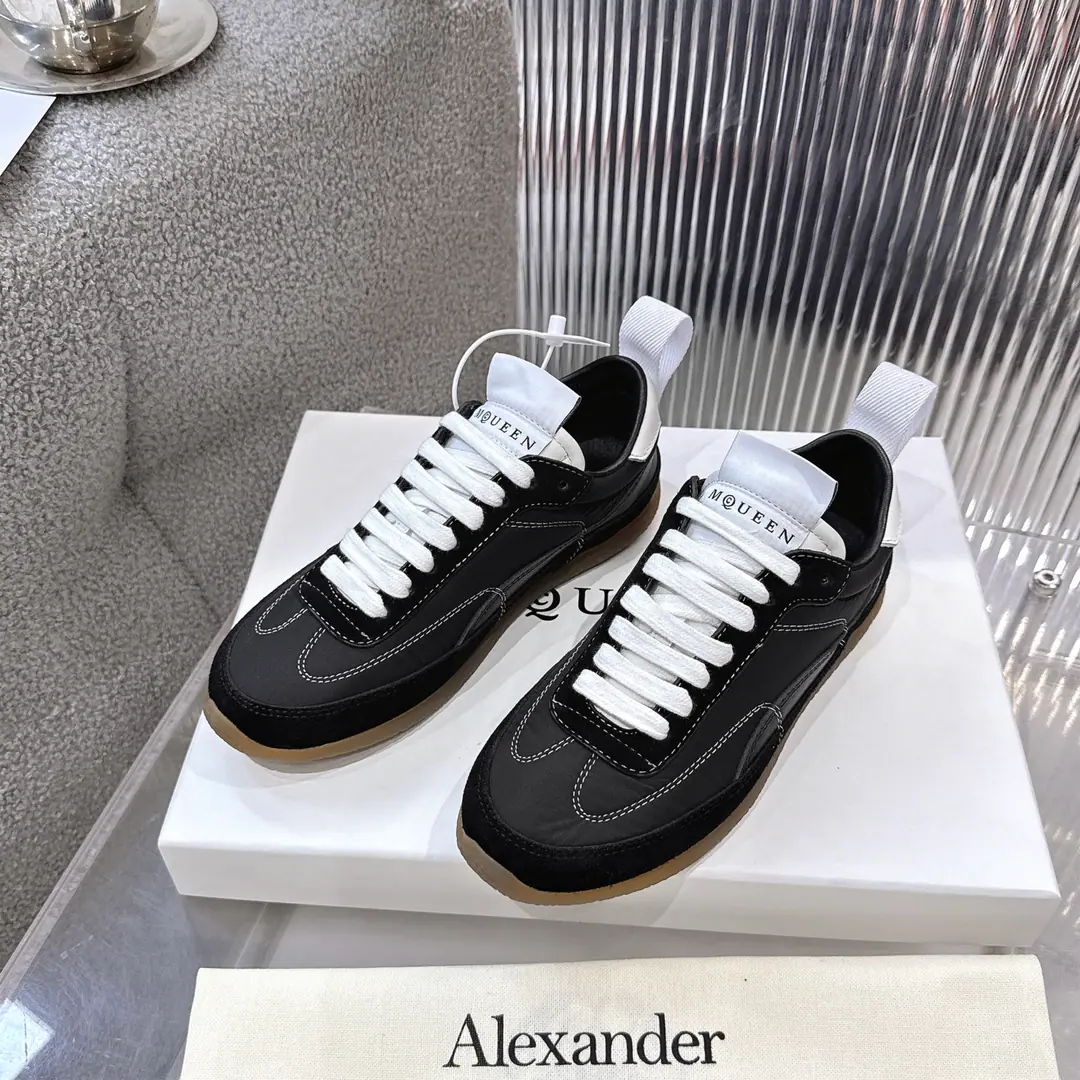 Top-level out-of-work man.➕Alexander McQUEENTop McQueen. The original leather white imports silk leather. Full package, Give me another pair of shoelaces.！The backpack process uses imported styrofoams.！Perfect timing.！- McQueen. The classic star is a hundred-dollar loan.🔥🔥Turn back rate % 1⃣Fabulous.: Italian import quality.Water resistant to colour neutral.Silk cow skin colour 2⃣Uchi.: ImportsALevel-watered sheep's skin. （The price is the same as the skin of a cow. It's more comfortable than the foot on the skin of a cow.） Foot.: Skins and feet.！The foot is super-clear and high-temperature.logo 3⃣Otsumi!: Original private model rubberTPU♪ The whole world is full of dumb, Men and women, they're all different. 35-44
