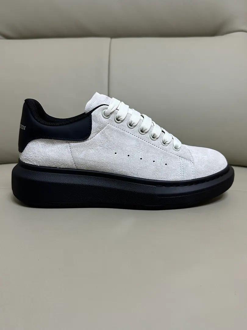 McQueen. Alexander McQUEEN Couples' leisure shoes. 🏆Fabulous.: Import of original cattle skin materials from Italy. Quality No more color for water. 🏆Uchi.: AThe first Italian import is resistant to the soil..Sweat..Breathe..Comfortable. 🏆Foot.: The top version is imported into the Italian Super Soft Cow. 🏆Otsumi!: PU+The counter.1:1 🏆Shoeboxes.: Original White Box. Plus white caps for double protection..Buffet.Handbag..Accreditation1:1Shade it.4Set.I'll give you a pair of shoes.. 🏆Codes: Women34-41.Men38-46 🏆Special Remarks（Female size34. 40.41, Men38.45.46Customise, No, no, no..Back.Change）
