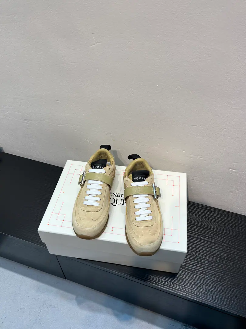 Alexander McQUEENThe latest spring shoes are leading the heavy process. Spring, summer, autumn, winter. Top-level requisition version, White., The thickest design is a long leg.. You're a good worker., - Tetsu., It's a lot of fashion.. 💎Fabulous.Fabric: Italian import quality.Silk cow skin. 💎Uchi.inside of: AThe first Italian imports air-eating sheep. 💎Foot.Stepping: The top-level edition is the Italian super-soft cow skin. 💎Shoes under the sole.Sole: Original modeling slide-resistant glue 💎Shoes under the sole.: 3CM 💎package: Original Shoe Box. Buffet.4Set.I'll give you a pair of shoes.．Handbag. 💎Size: Women35-40Men39-45 💎Special Remarks, Female size40.Men.45.Customise, No, no, no..Back.Change）