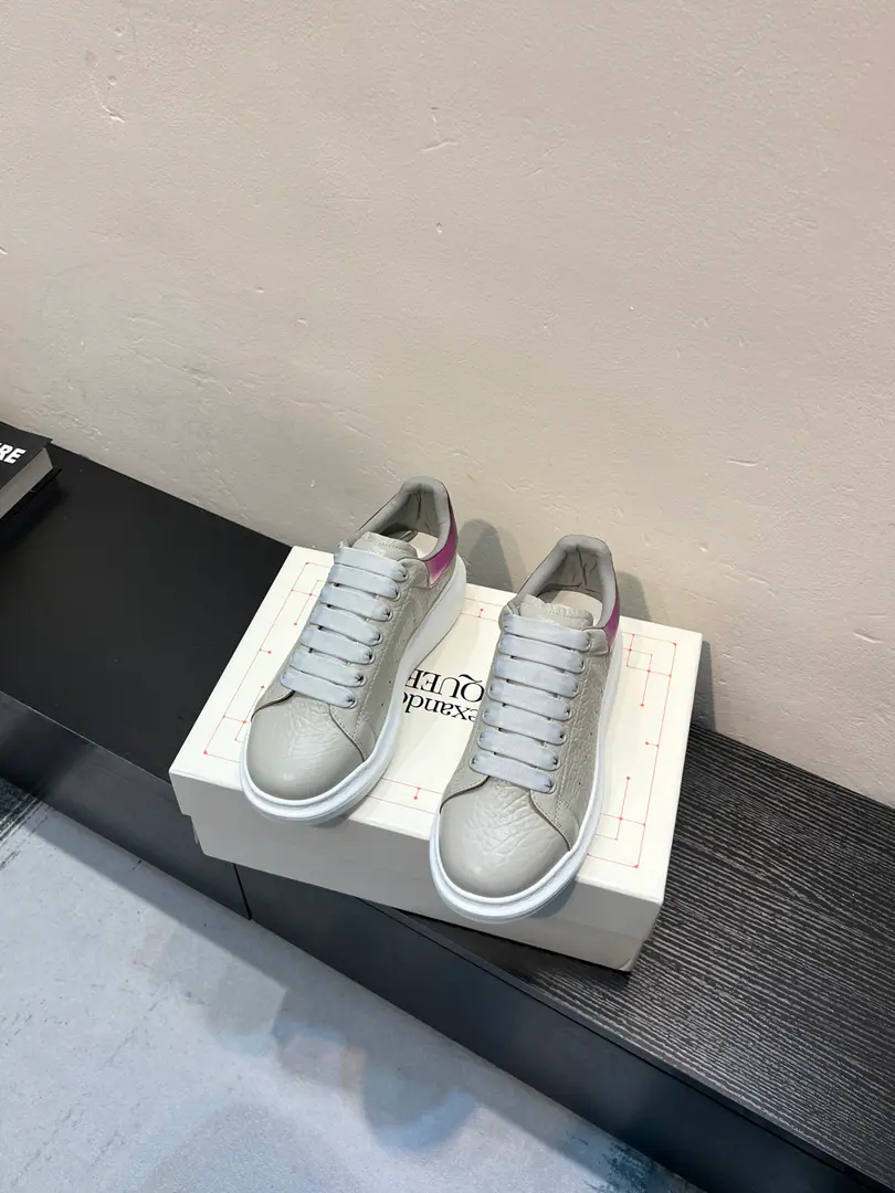 The cabinet is new. High-end versionAlexander McQueen·Alexander McQueen. Latest Big sneakers, white shoes, leisure shoes.👟New Color！ The tail is so special and beautiful., ♪ A moment of love ♪！😍Top Version！ 👍🏻I don't think that's a very good shoe., Spring, summer, autumn, winter, year after year, will never be obsolete., A million dollars., It's been on fire.. 🔸Shoe.: The original is meant to be the latest silk cow skin.+High-wild-lighted cow.（European Union3AStandard） 🔸Uchi.: Skins and feet.➕In the watered sheep's skin. 🔸Otsumi!: The latest version is a perfect one.PU♪ And the vacuum is the bottom ♪ 🔸Female34-41 （34.40.41Do it.） 🔸Men38-45 （38 45Do it.） 🎟Upgrade cabinet sync, Newest Original Packaging（Most of the products in the packaging quality leading markets）