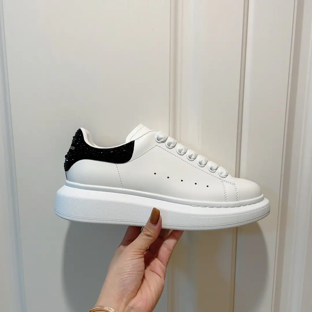 【High Version Details】Male and Female Code Alexander McQueenMcQuingo version！Absolutely.PKAll high versions of the market, Original development, Look at the details. This shoe style doesn't give much details., Quality speaking.！I'm sure we'll be more comfortable with this version of the script than the cabinet. ✅Shoe.: High-grade silk cow skin！ ✅Uchi.: Watered sheep skin.！A sheep's skin cushion.！ ✅Shoes under the sole.: OriginalIPUBump bottom！ Exclusive process: The shoes are on German computer line. Use front., The German plane is also used for the nailing of the bottom., It's not a hand-crawling. To be a good match with the real one, we're gonna have to smash the goldworks., Cooling, The packaging doesn't smell any glue anymore.! size:Women35-39Men39-45【44.45Make a reservation or not.】