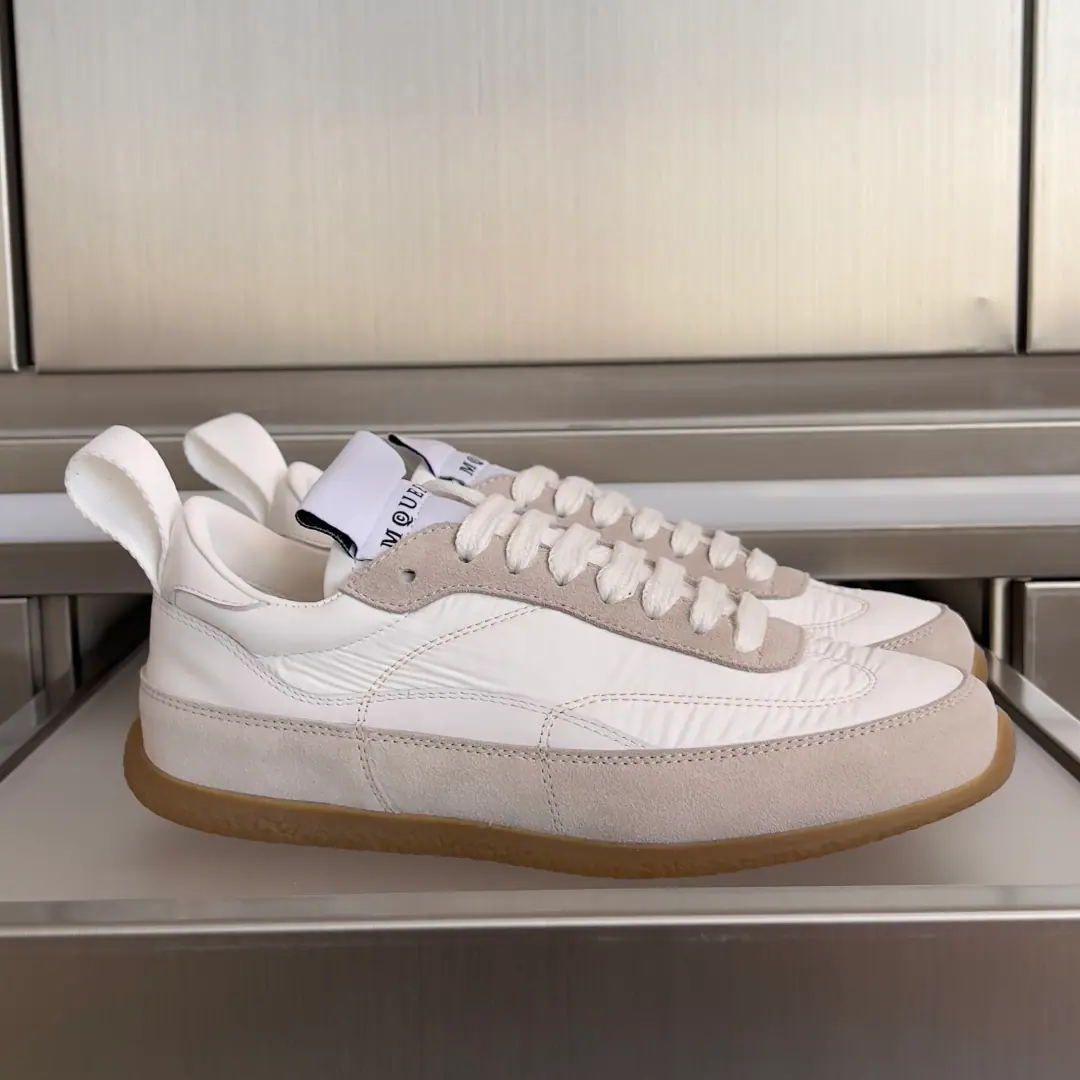 Top Version: Couple money. Code ALEXANDER MCQUEEN/Alexander.·McQueen. EC1Series Couple money. Retro. Leisure Sports shoes - Tetsu. White shoes. Original purchase development for sale EC1The first one of the sneakers is a smooth round shoe., Use white nylon and velvet material., Designs are reminiscent of beauty.. The shoe-tailings have a clear line of detail., The back.McQueenMark A plane with a fine cabinet.✈️Packaging🛍📦 ▪️Fabulous.: Original import of top-level cattle leather material ▪️Uchi.: The original custom-made air network. ▪️Shoes under the sole.: Original modeling slide-resistant glue ▪️Bottom: 3CM ▪️Size: Female34-40 / Men39-45