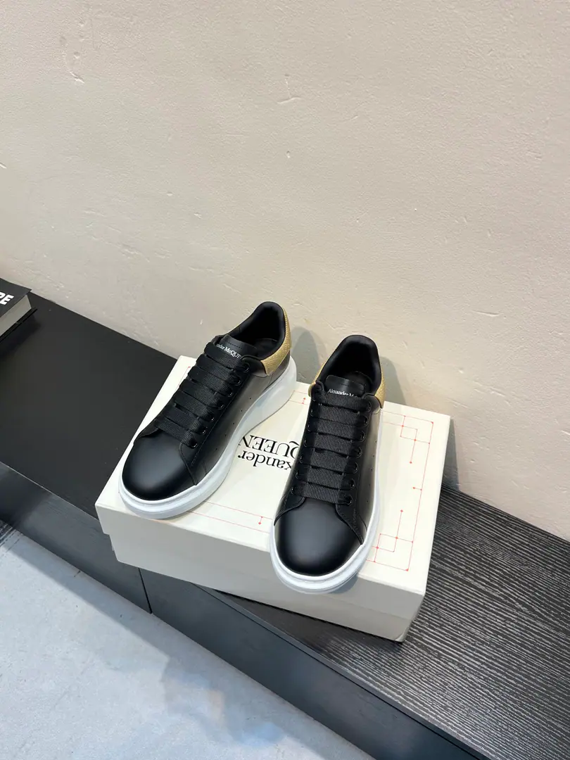 The cabinet is new. High-end versionAlexander McQueen·Alexander McQueen. Latest Big sneakers, white shoes, leisure shoes.👟New Color！ The tail is so special and beautiful., ♪ A moment of love ♪！😍Top Version！ 👍🏻I don't think that's a very good shoe., Spring, summer, autumn, winter, year after year, will never be obsolete., A million dollars., It's been on fire.. 🔸Shoe.: The original is meant to be the latest silk cow skin.+High-wild-lighted cow.（European Union3AStandard） 🔸Uchi.: Skins and feet.➕In the watered sheep's skin. 🔸Otsumi!: The latest version is a perfect one.PU♪ And the vacuum is the bottom ♪ 🔸Female34-41 （34.40.41Do it.） 🔸Men38-45 （38 45Do it.） 🎟Upgrade cabinet sync, Newest Original Packaging（Most of the products in the packaging quality leading markets）