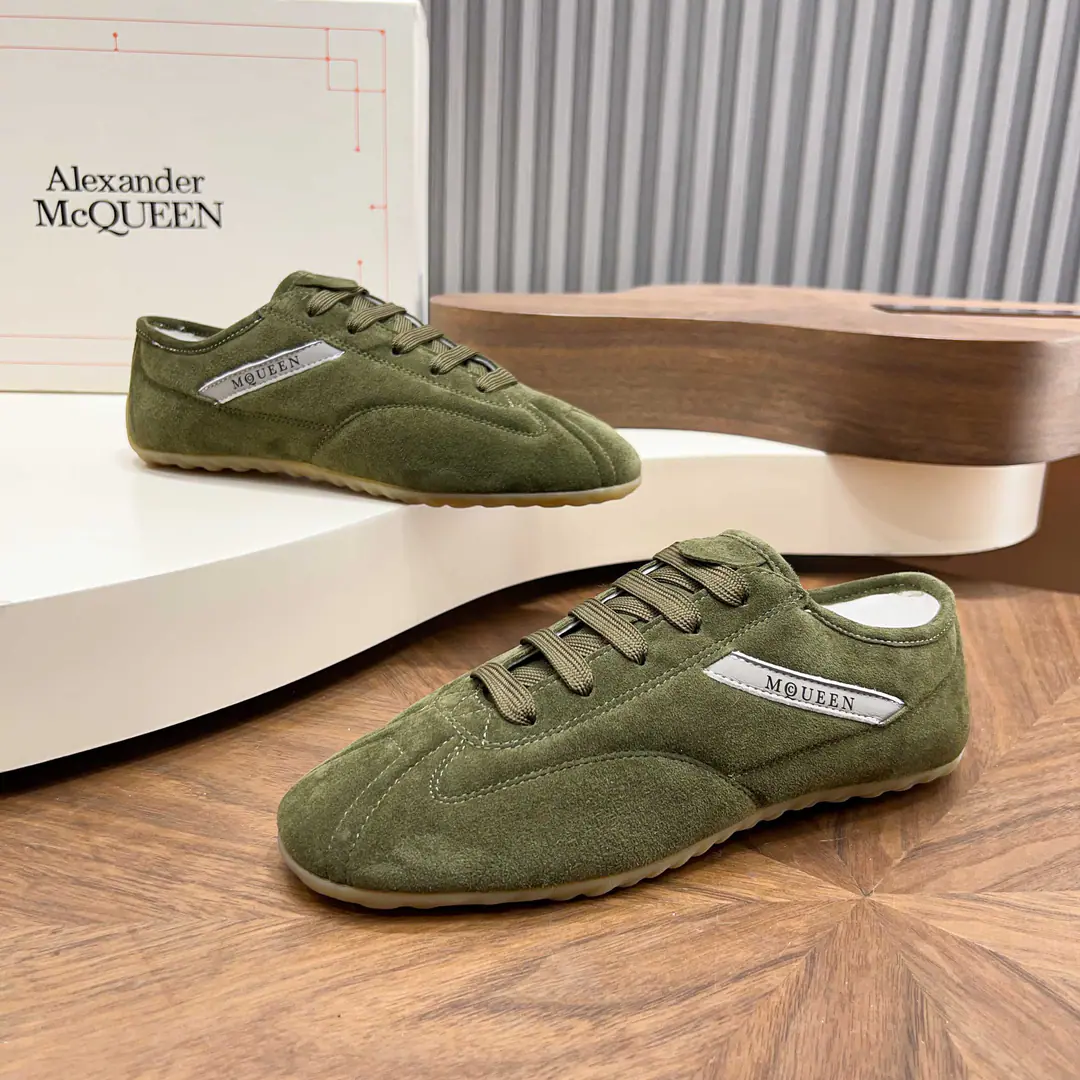 Men and women in costumesAlexander McQueenSkin sneakers.​​ 🌸This one, the leather sneakers.Alexander McQueen, Simplified design+stripes, It's a very good recognition.！The thickest design is quietly raised.5cm, Pull the legs., I'm a regular guy., You can ride easy in jeans and skirts.✨. The leather is soft and comfortable., Fashion and practical.👟 size: Women35-39, Men39-44（Women40.41, Men38.45.46..Custom without re-offer）