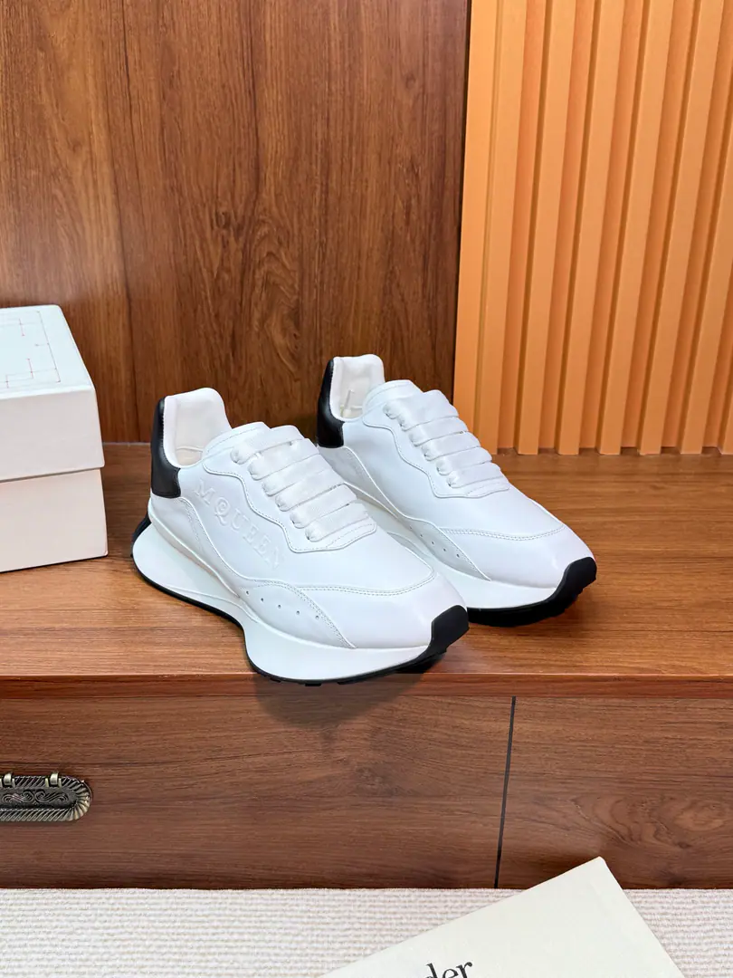 Black End. ALEXANDER MCQUEEN/Alexander McQueen. 25The new one in the fall is a very small white shoe, and the rest of the couple's money is on the top.！ McQueen SprintSports shoes—Use black leather swipe shoe face designs, Sidesing ClassicMcQueenMark, The white heels have a stamp mark..A pair of soft rubber shoes.. Back there.Alexander McQueenThe signature used the base of the big runner shoe., A large flat shoe belt., Sign the refilling tracker and tongue with Alexander McQueen.. These sneakers are equipped with extra shoelaces.. Codes 35 36 37 38 39 40 41 42 43 44Code