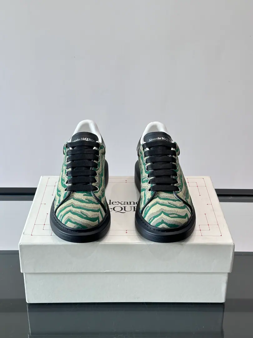 , 𝐀𝐥𝐞𝐱𝐚𝐧𝐝𝐞𝐫 𝐌𝐜𝐐𝐮𝐞𝐞𝐧# McQueen is a classic king of white shoes. There are no people on the market., The versions are mixed.‼But there's still a distance from the real thing.！Please see our newest custom-made silk cow skin-coated cowboy face upgrade.！Upgrade no yellowipOtsumi!！Colors Upgraded！Big enough to be a material., We want to give you a real original experience.！Uniquely customised imports of silk cow skin, Original leather. It's really Pioney.. Size: Female35-41（Women34.40.41Custom）, Men38-47（Men38.45.46.47Custom）