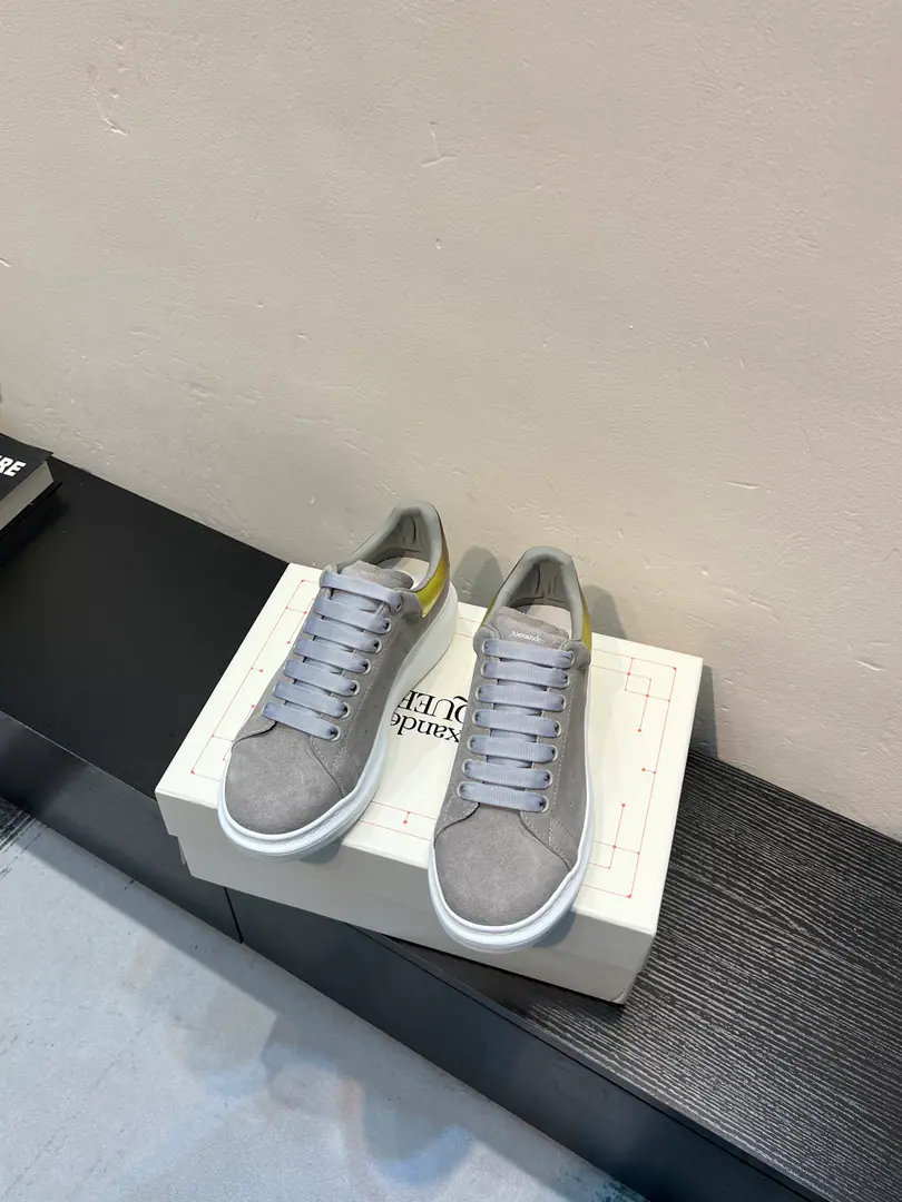 The cabinet is new. High-end versionAlexander McQueen·Alexander McQueen. Latest Big sneakers, white shoes, leisure shoes.👟New Color！ The tail is so special and beautiful., ♪ A moment of love ♪！😍Top Version！ 👍🏻I don't think that's a very good shoe., Spring, summer, autumn, winter, year after year, will never be obsolete., A million dollars., It's been on fire.. 🔸Shoe.: The original is meant to be the latest silk cow skin.+High-wild-lighted cow.（European Union3AStandard） 🔸Uchi.: Skins and feet.➕In the watered sheep's skin. 🔸Otsumi!: The latest version is a perfect one.PU♪ And the vacuum is the bottom ♪ 🔸Female34-41 （34.40.41Do it.） 🔸Men38-45 （38 45Do it.） 🎟Upgrade cabinet sync, Newest Original Packaging（Most of the products in the packaging quality leading markets）