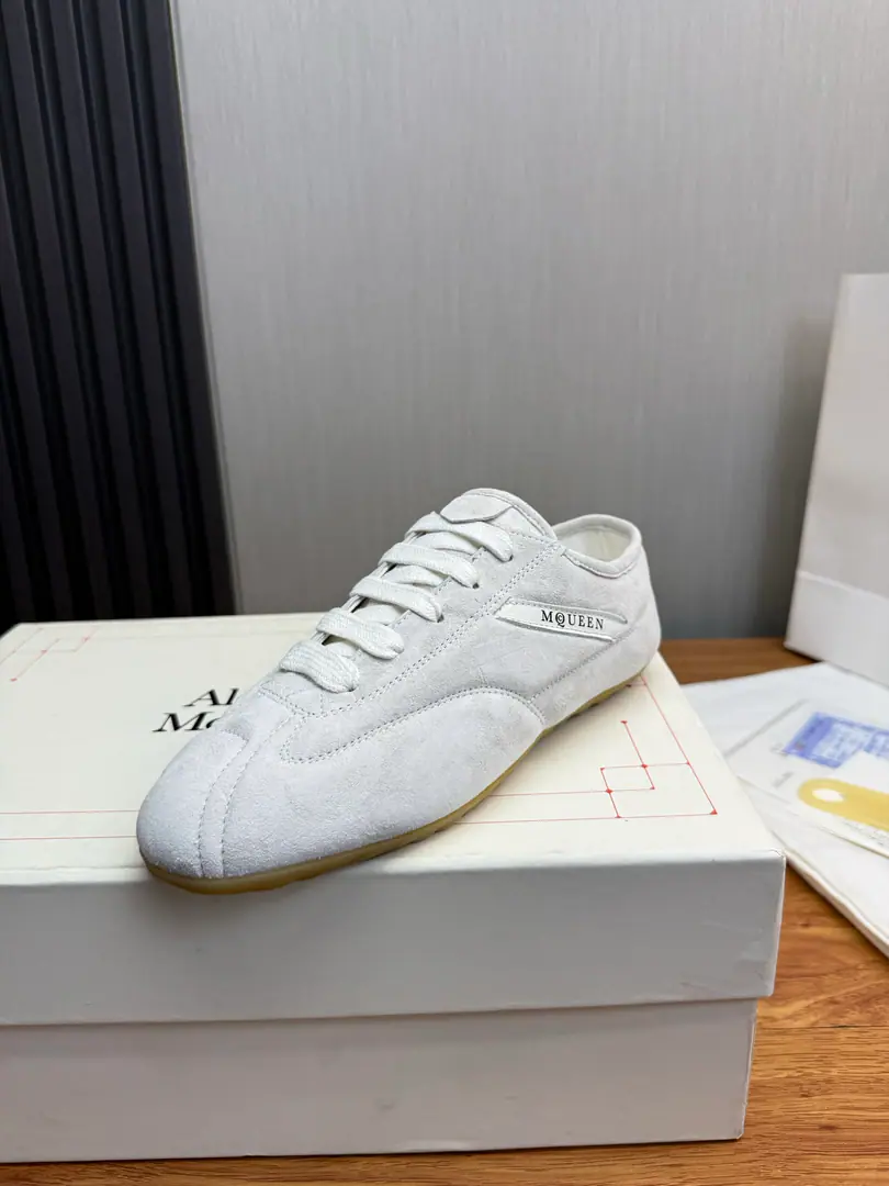 Plant McQueen..MQThe latest German shoe..Couples are a couple., It's a year-round.🔥 🩵🩷 Alexander McQUEENHigh version upgrades to highest quality again.Requisition level✅✅ 🏆Fabulous.: Italian imports are highly qualified. No more color for water. 🏆Uchi.: AThe first Italian import is resistant to the dirtyness of the silk net..Sweat..Breathe..Comfortable.🦶 🏆Foot.: The top version is imported into the Italian Super Soft Cow. 🏆Otsumi!: Original rubber floor+The counter.1:1 🏆Shoeboxes.: Original rice yellow box. Plus white caps for double protection..Buffet.Handbag..Accreditation1:1Shade it.4Set.I'll give you a pair of shoes.💖 🏆Codes: Women34-41.Men38-46 （Female size34. 40.41, Men38.45.46Customise, No re-election.）