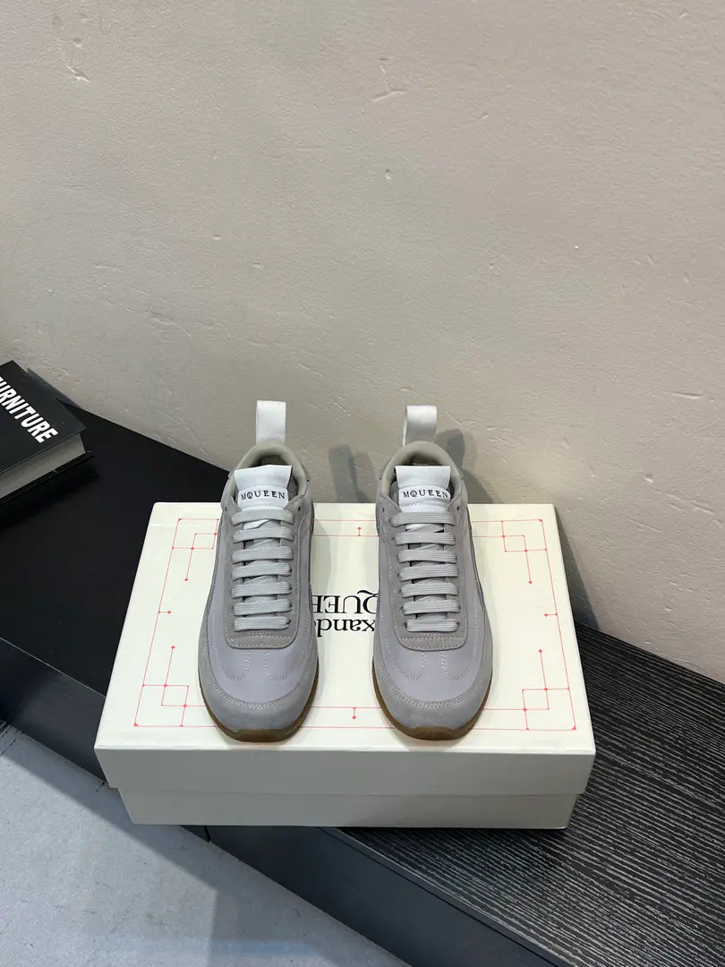 Alexander McQUEENThe latest spring shoes are leading the heavy process. Spring, summer, autumn, winter. Top-level requisition version, White., The thickest design is a long leg.. You're a good worker., - Tetsu., It's a lot of fashion.. 💎Fabulous.Fabric: Italian import quality.Silk cow skin. 💎Uchi.inside of: AThe first Italian imports air-eating sheep. 💎Foot.Stepping: The top-level edition is the Italian super-soft cow skin. 💎Shoes under the sole.Sole: Original modeling slide-resistant glue 💎Shoes under the sole.: 3CM 💎package: Original Shoe Box. Buffet.4Set.I'll give you a pair of shoes.．Handbag. 💎Size: Women35-40Men39-45 💎Special Remarks, Female size40.Men.45.Customise, No, no, no..Back.Change）