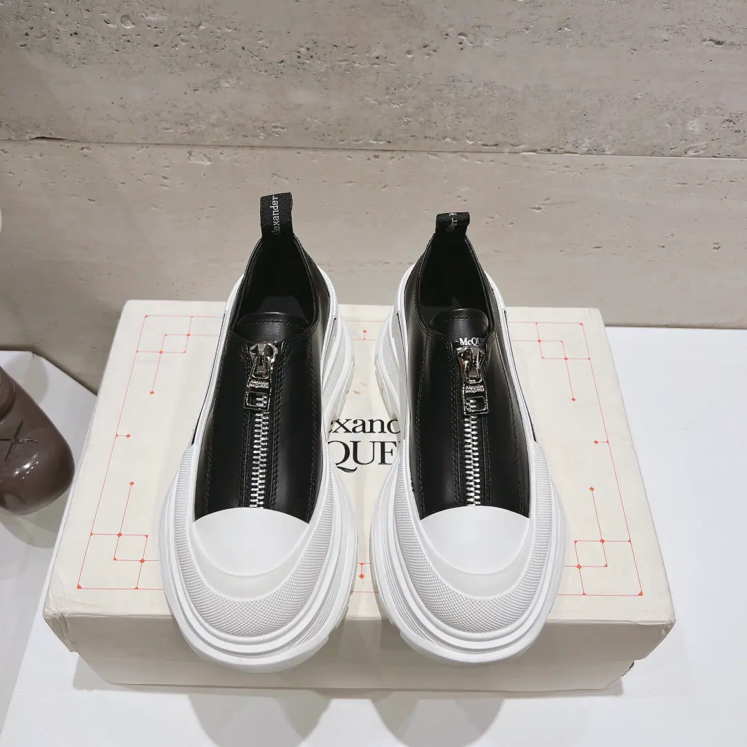 Get out of the factory.（Top Version） 2023Autumn and winter money.ALEXANDER MCQUEEN Alexander McQueen.tread slickFront zipper boots. Original1: 1Development Otsumi!: TPUBottom of what layers? Fabulous.: Imported cow skin Uchi.: Watered sheep skin. Foot.: Skins and feet. Codes: 35-45 Colours: Black Black & White White