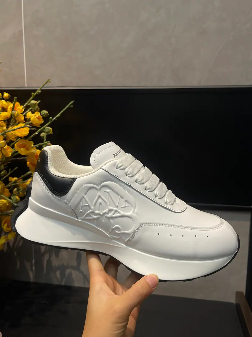 Alexander McQUEEN McQueen. Couples' leisure shoes. 🏆Fabulous.: Italian import quality. No more color for water. 🏆Uchi.: AThe first Italian import is in the super-softnet..It's dirty..Sweat..Breathe..Comfortable. 🏆Foot.: The top version is imported into the Italian Super Soft Cow. 🏆Otsumi!: PU+The counter.1:1 🏆Shoeboxes.: Original rice yellow box. Plus white caps for double protection..Buffet.Handbag..Accreditation1:1Shade it.4Set.I'll give you a pair of shoes.. 🏆Codes: Women34-41.Men38-46 🏆Special Remarks（Female size34. 40.41, Men38.45.46Customise, No, no, no..Back.Change）