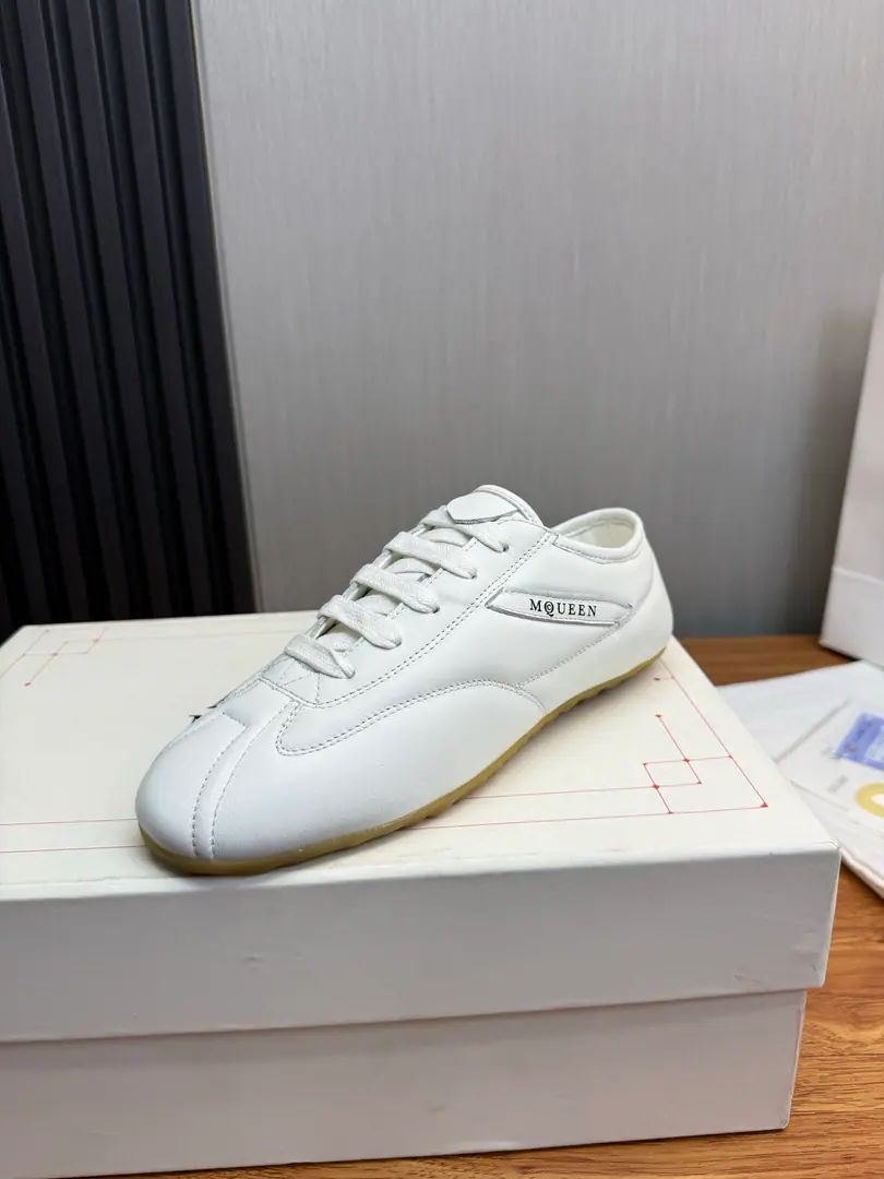 Plant McQueen..MQThe latest German shoe..Couples are a couple., It's a year-round.🔥 🩵🩷 Alexander McQUEENHigh version upgrades to highest quality again.Requisition level✅✅ 🏆Fabulous.: Italian imports are highly qualified. No more color for water. 🏆Uchi.: AThe first Italian import is resistant to the dirtyness of the silk net..Sweat..Breathe..Comfortable.🦶 🏆Foot.: The top version is imported into the Italian Super Soft Cow. 🏆Otsumi!: Original rubber floor+The counter.1:1 🏆Shoeboxes.: Original rice yellow box. Plus white caps for double protection..Buffet.Handbag..Accreditation1:1Shade it.4Set.I'll give you a pair of shoes.💖 🏆Codes: Women34-41.Men38-46 （Female size34. 40.41, Men38.45.46Customise, No re-election.）