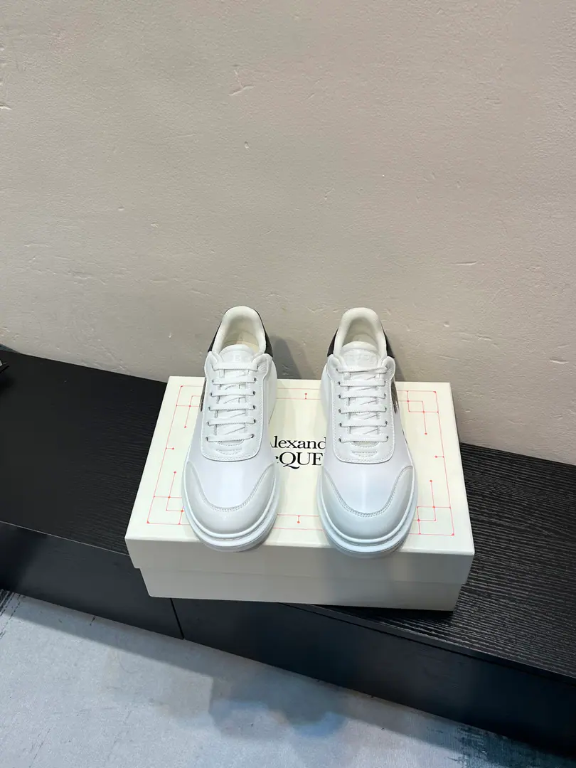 The cabinet is new. High-end versionAlexander McQueen·Alexander McQueen. Latest Big sneakers, white shoes, leisure shoes.👟New Color！ The tail is so special and beautiful., ♪ A moment of love ♪！😍Top Version！ 👍🏻I don't think that's a very good shoe., Spring, summer, autumn, winter, year after year, will never be obsolete., A million dollars., It's been on fire.. 🔸Shoe.: The original is meant to be the latest silk cow skin.+High-wild-lighted cow.（European Union3AStandard） 🔸Uchi.: Skins and feet.➕In the watered sheep's skin. 🔸Otsumi!: The latest version is a perfect one.PU♪ And the vacuum is the bottom ♪ 🔸Female34-41 （34.40.41Do it.） 🔸Men38-45 （38 45Do it.） 🎟Upgrade cabinet sync, Newest Original Packaging（Most of the products in the packaging quality leading markets）